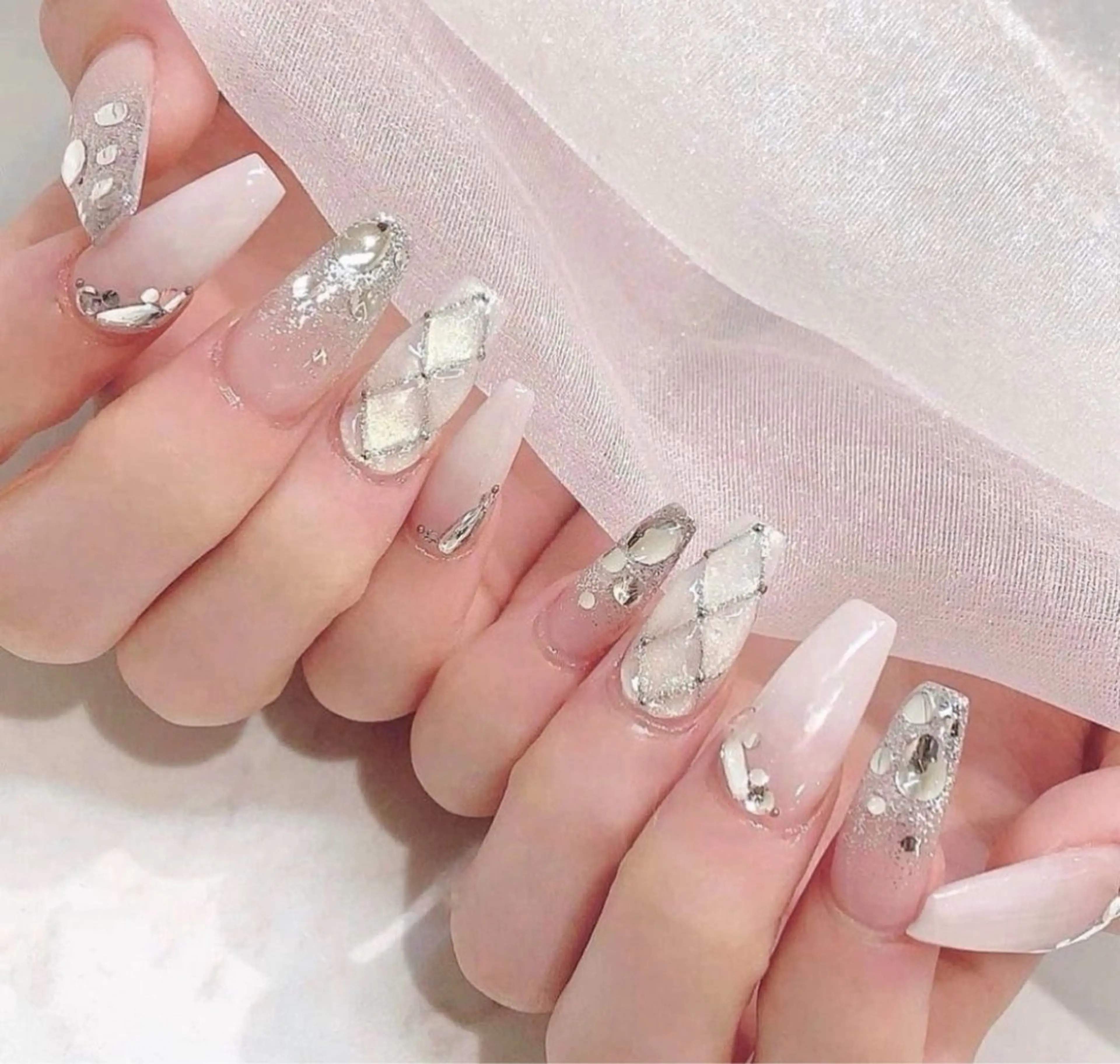 カラー グラデーションカラー ピンクカラー ハンドネイル AIN Nailのネイルデザイン