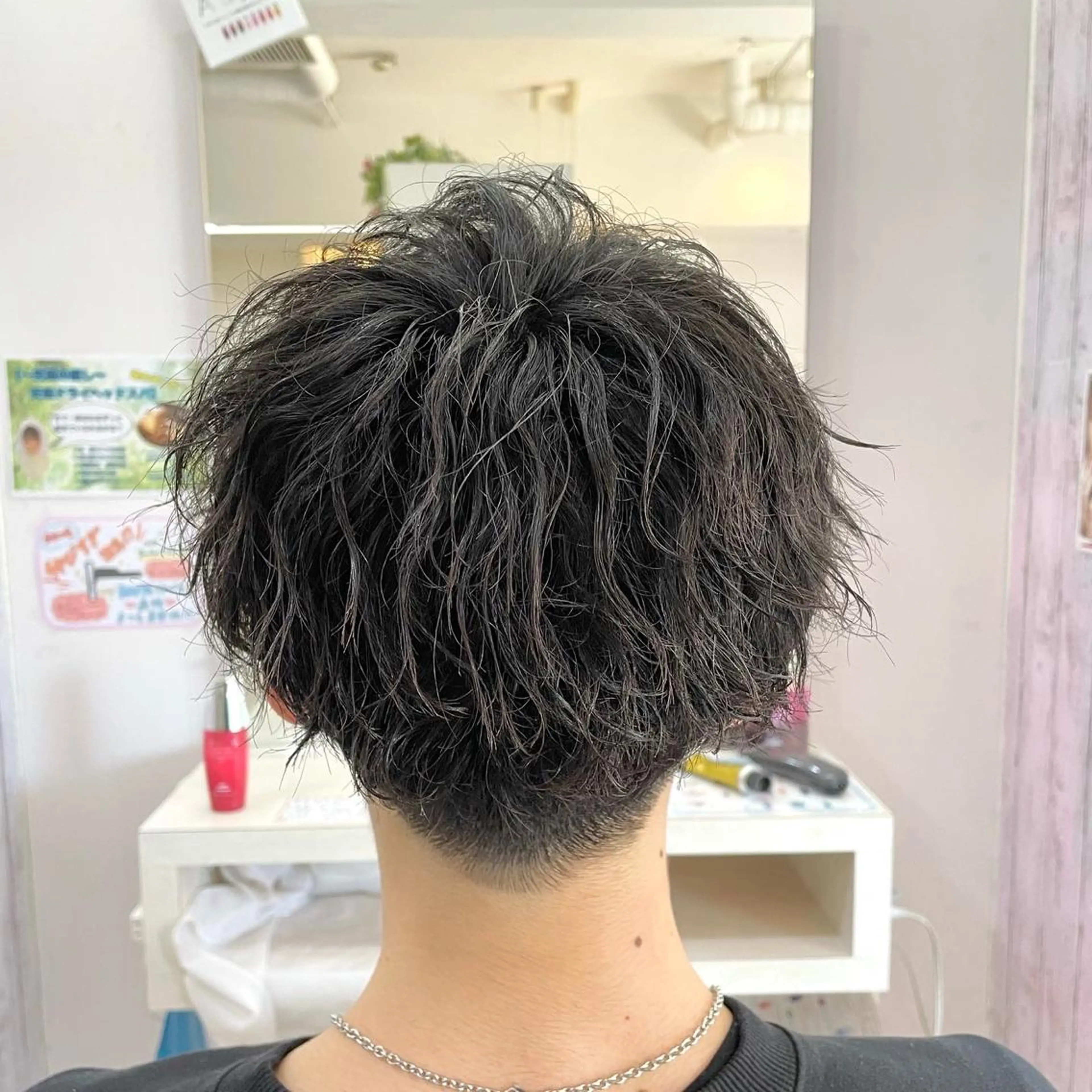 ショート パーマ メンズ メンズパーマ スパイラルパーマ 髪質改善× 白髪ぼかし溝江のヘアスタイル