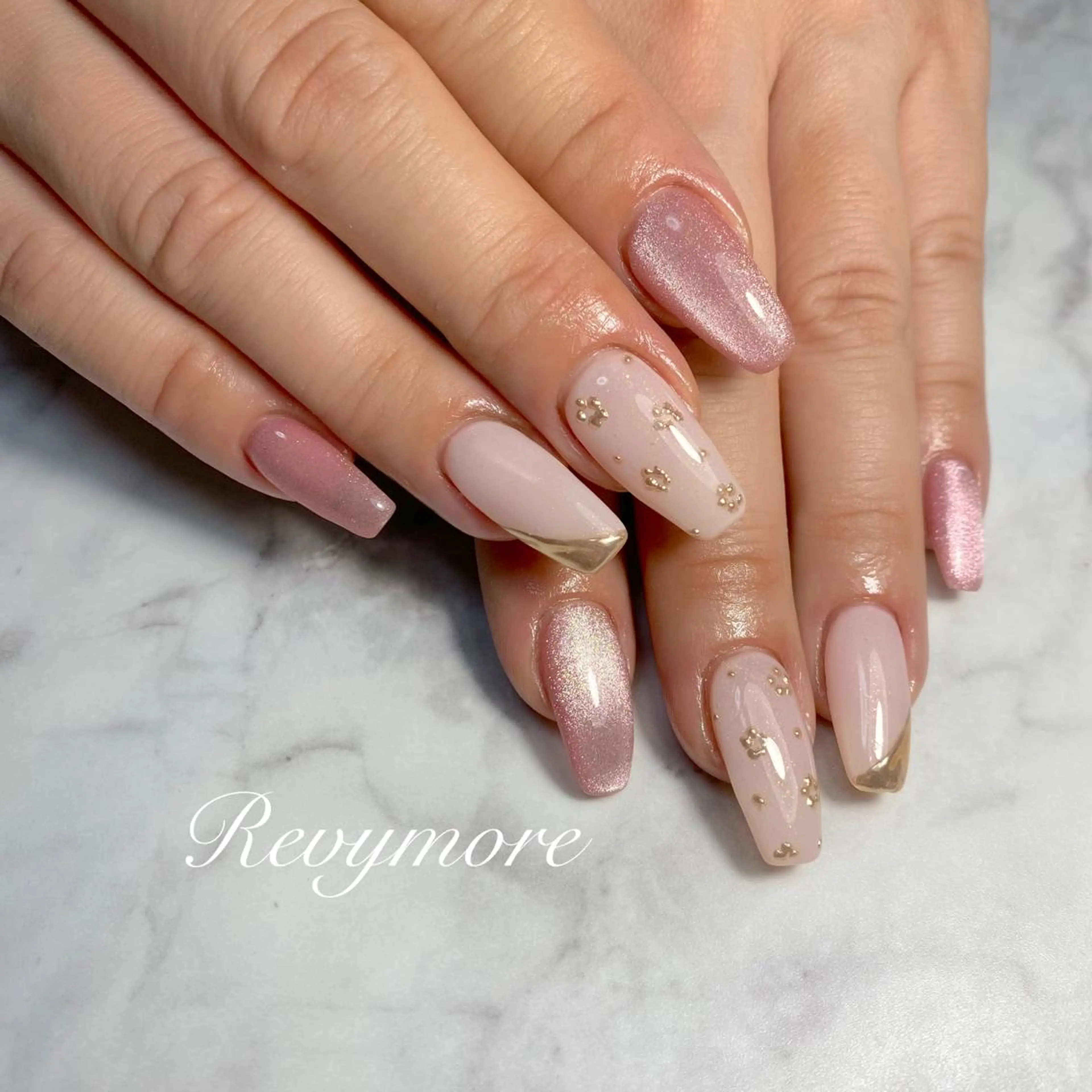 ミディアム ネイル 韓国風ヘア フラワーネイル フレンチネイル ジェルネイル キラキラネイル nail salon Revymoreのネイルデザイン