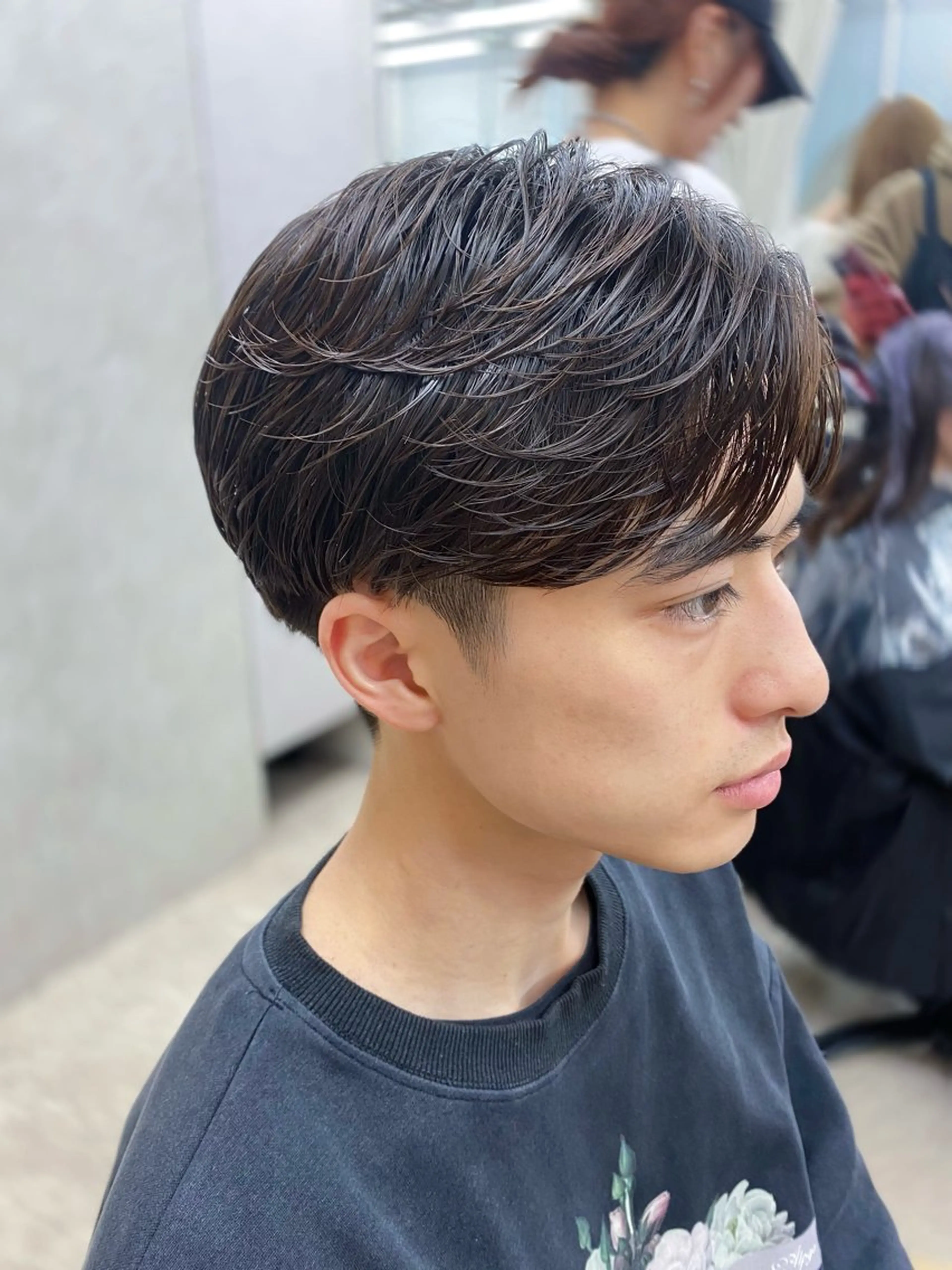 ショート パーマ メンズ メンズブリーチ センターパート フェザーパーマ メンズメッシュ メンズパーマ カット パーマ retouch by fifth銀座店所属・安藤幹人 メンズパーマのヘアスタイル