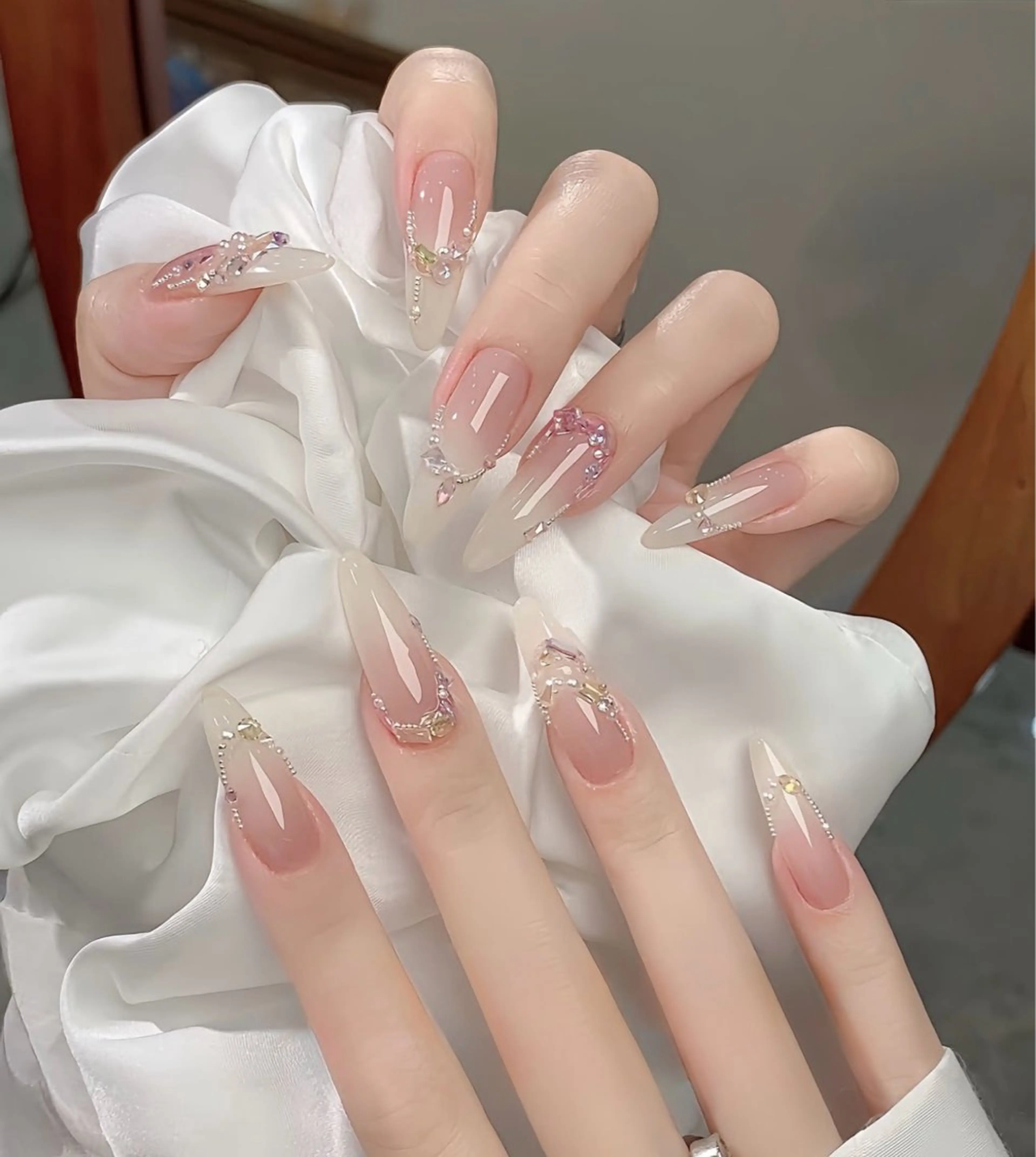 ネイル アートネイル チークネイル 氷ネイル・うるうるネイル 韓国ネイル マグネットネイル ハンドネイル NAILS168 新大久保店のネイルデザイン