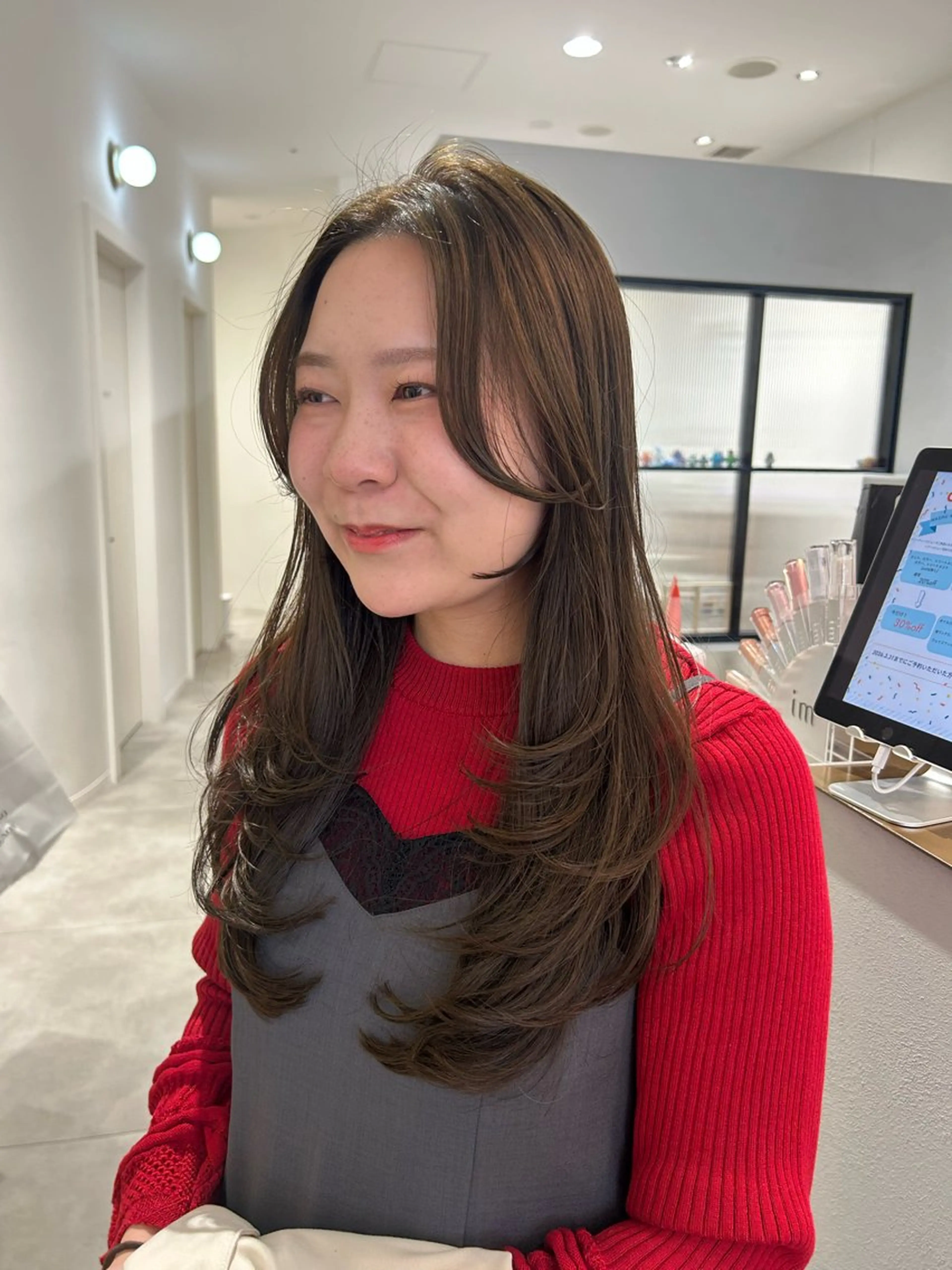 ロング カラー レイヤーカット オリーブベージュ/ ブリーチなし透明感のヘアスタイル