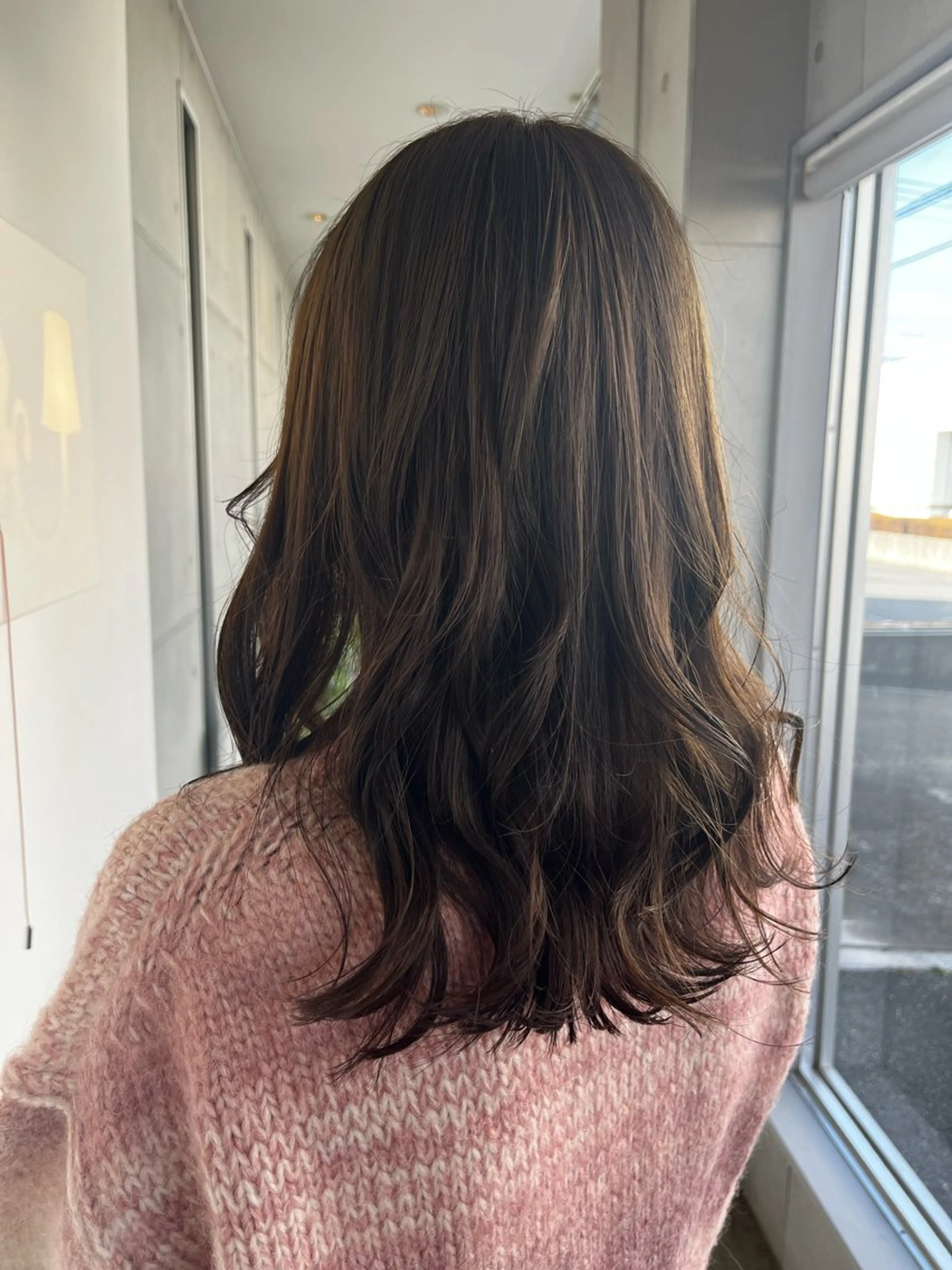 ミディアム アッシュ おせ ちさとのヘアスタイル
