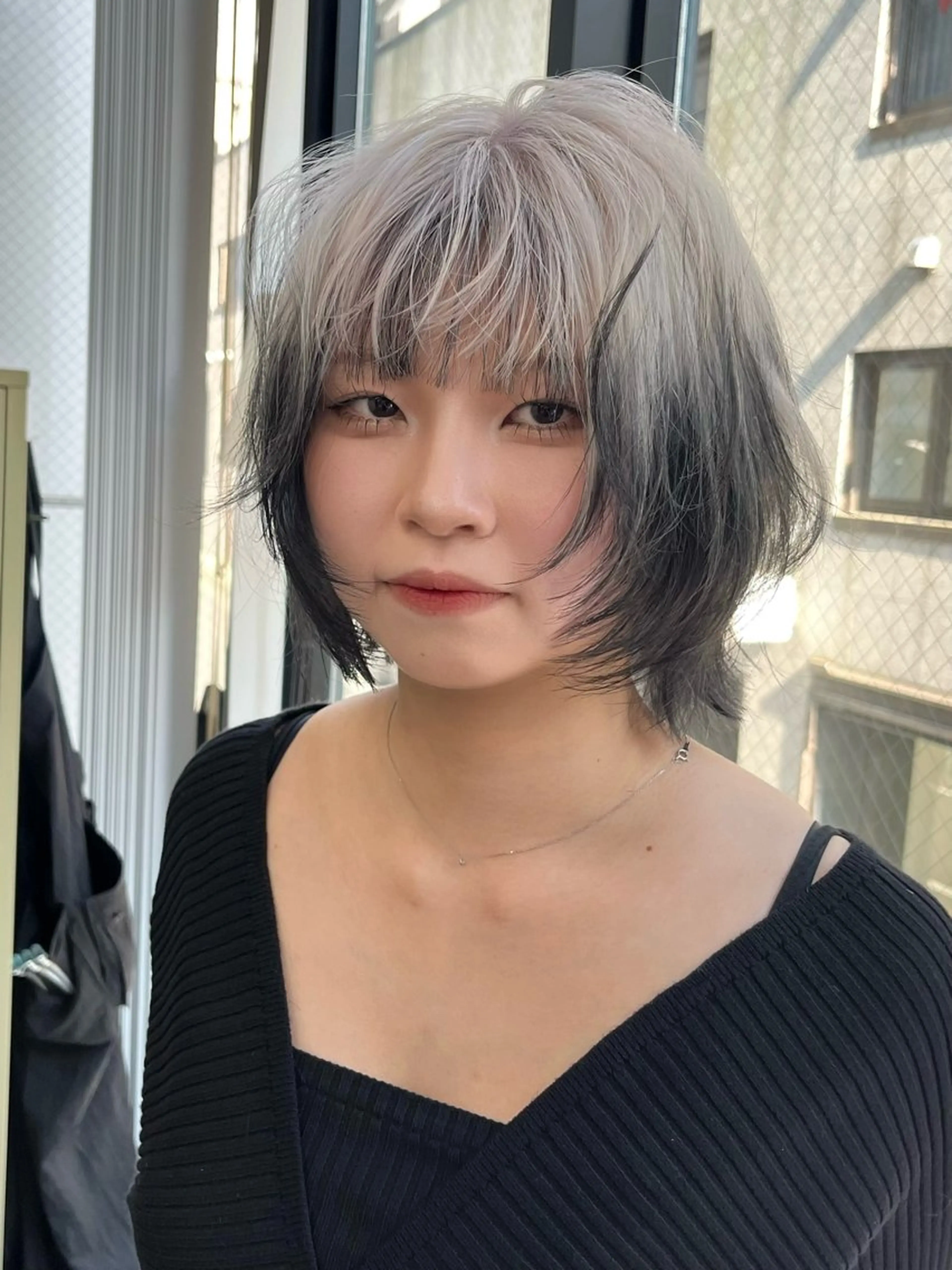 ミディアム カラー イツク ⚡️ ルーツ/ハイトーンのヘアスタイル