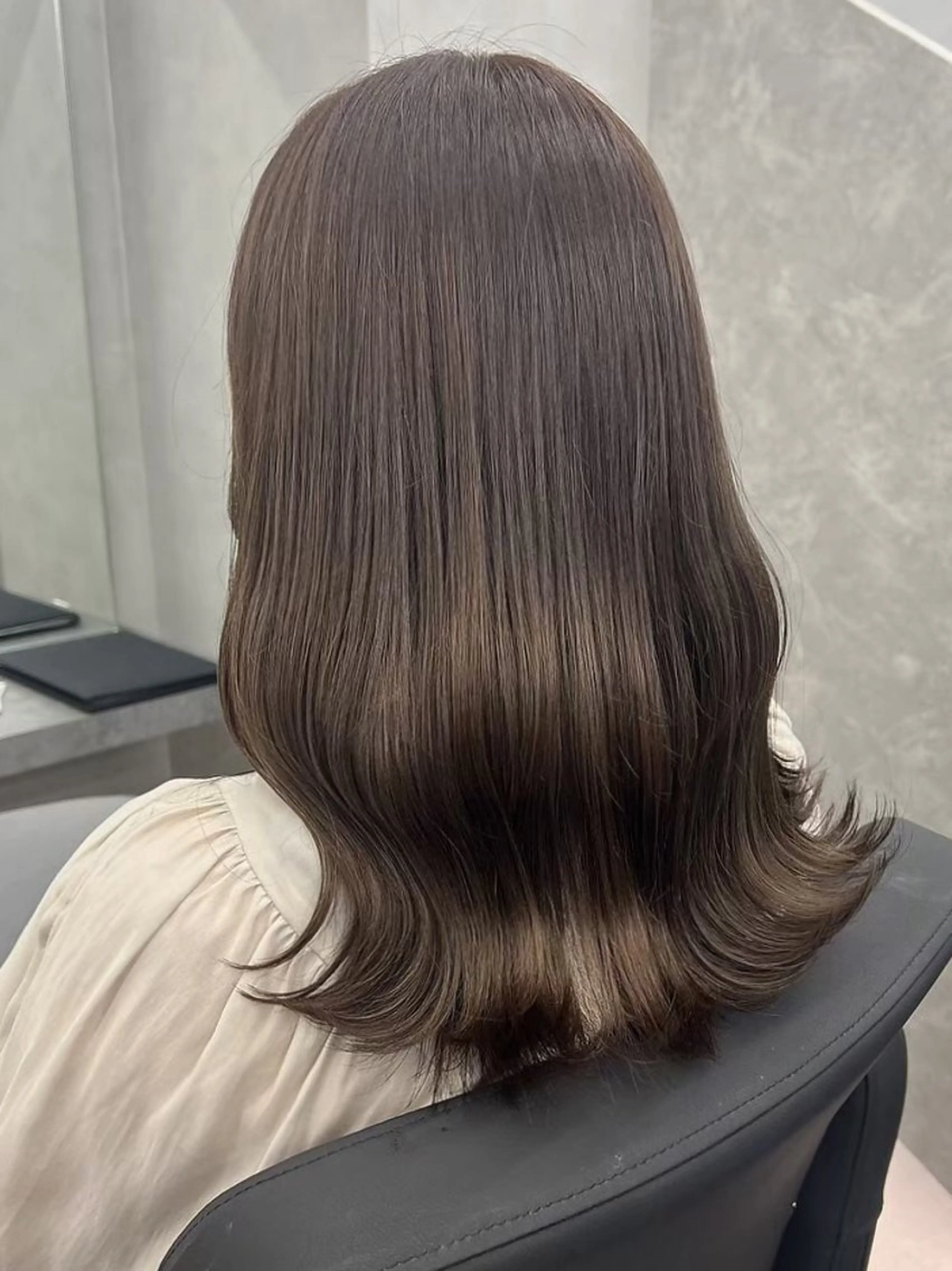 セミロング カラー 江坂 misaki のヘアスタイル