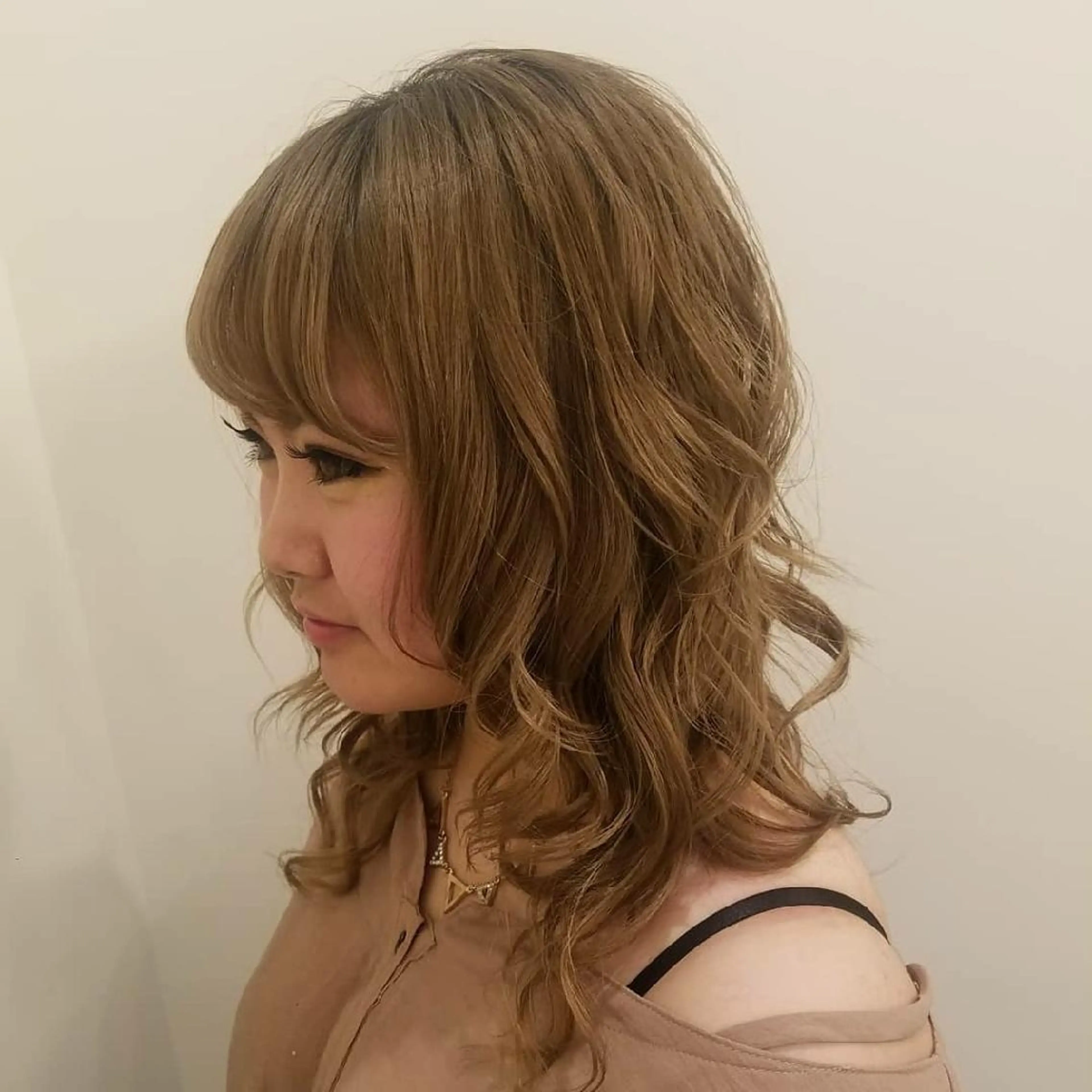 ミディアム カラー ベージュカラー ミルクティーベージュ EMANON名古屋所属・美谷添（ミヤゾエ） まどか大人ヘアサロンのヘアスタイル