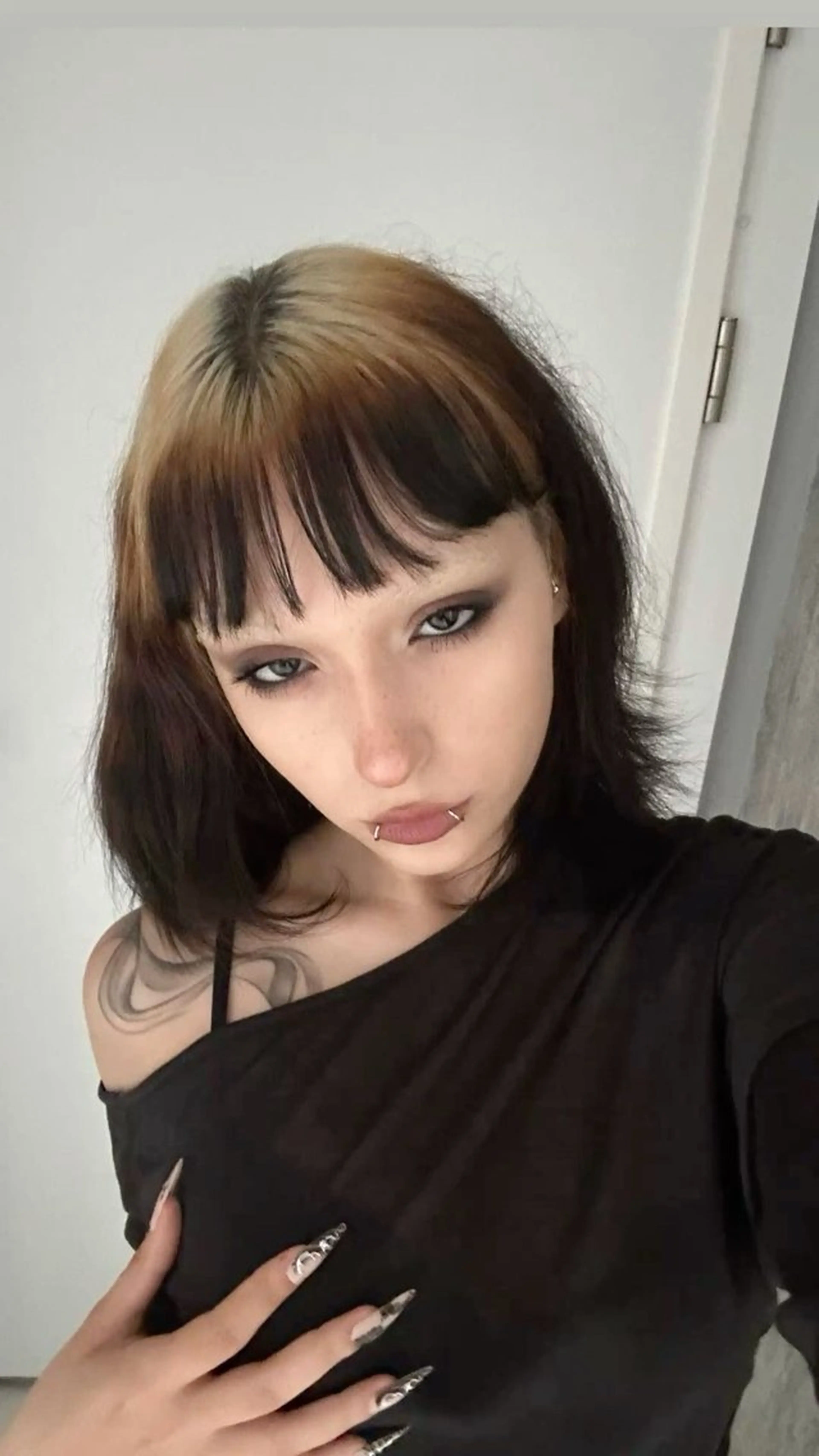 ミディアム カラー ヘアカラー トリートメント 楪 yuzuriha所属・Saaya/レイヤー /ブリーチ/ブロンドのヘアスタイル