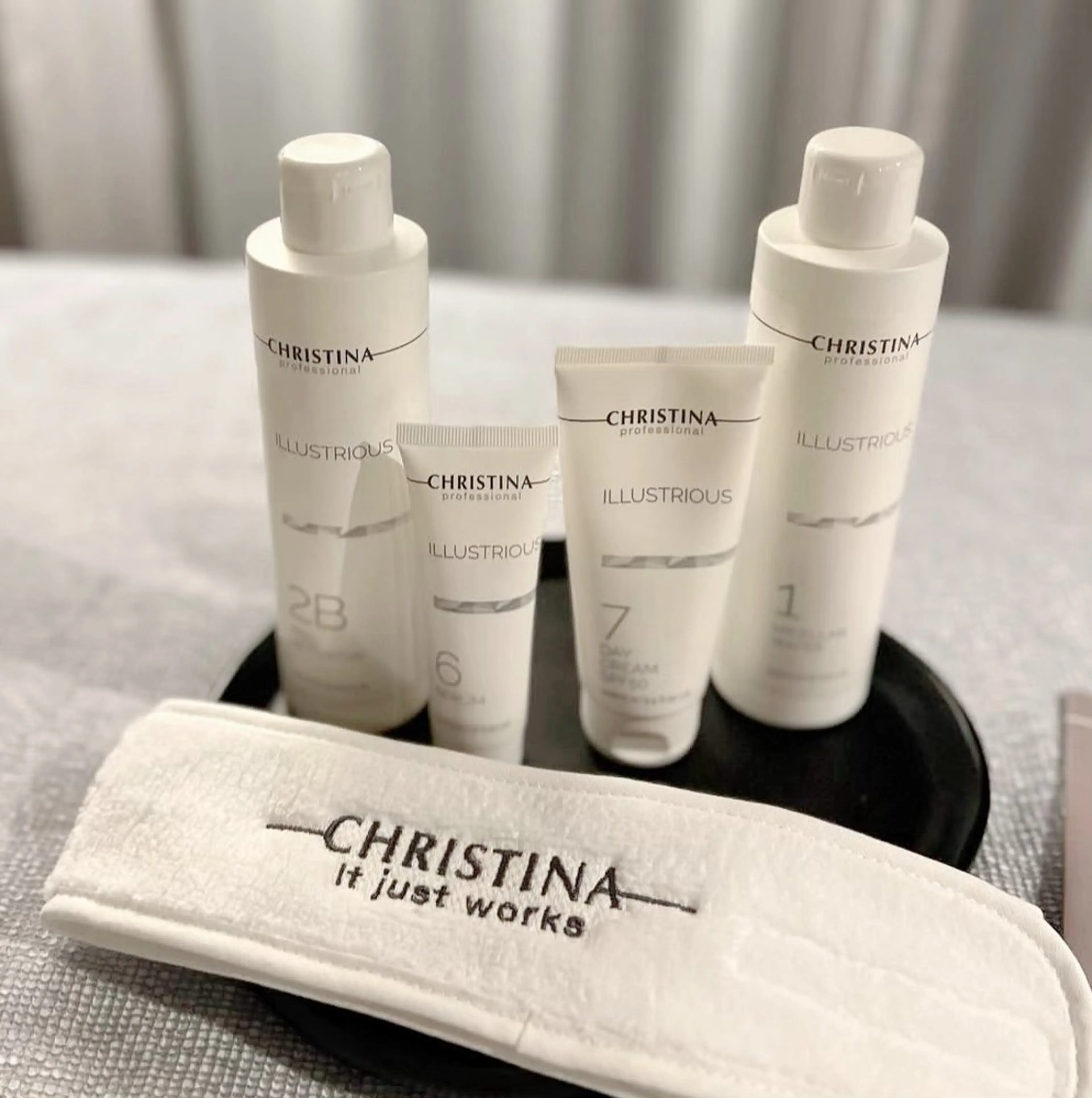 クリスティーナホワイトピーリング　メイクのり、仕上がりの透明感とツルツル肌が叶うの写真