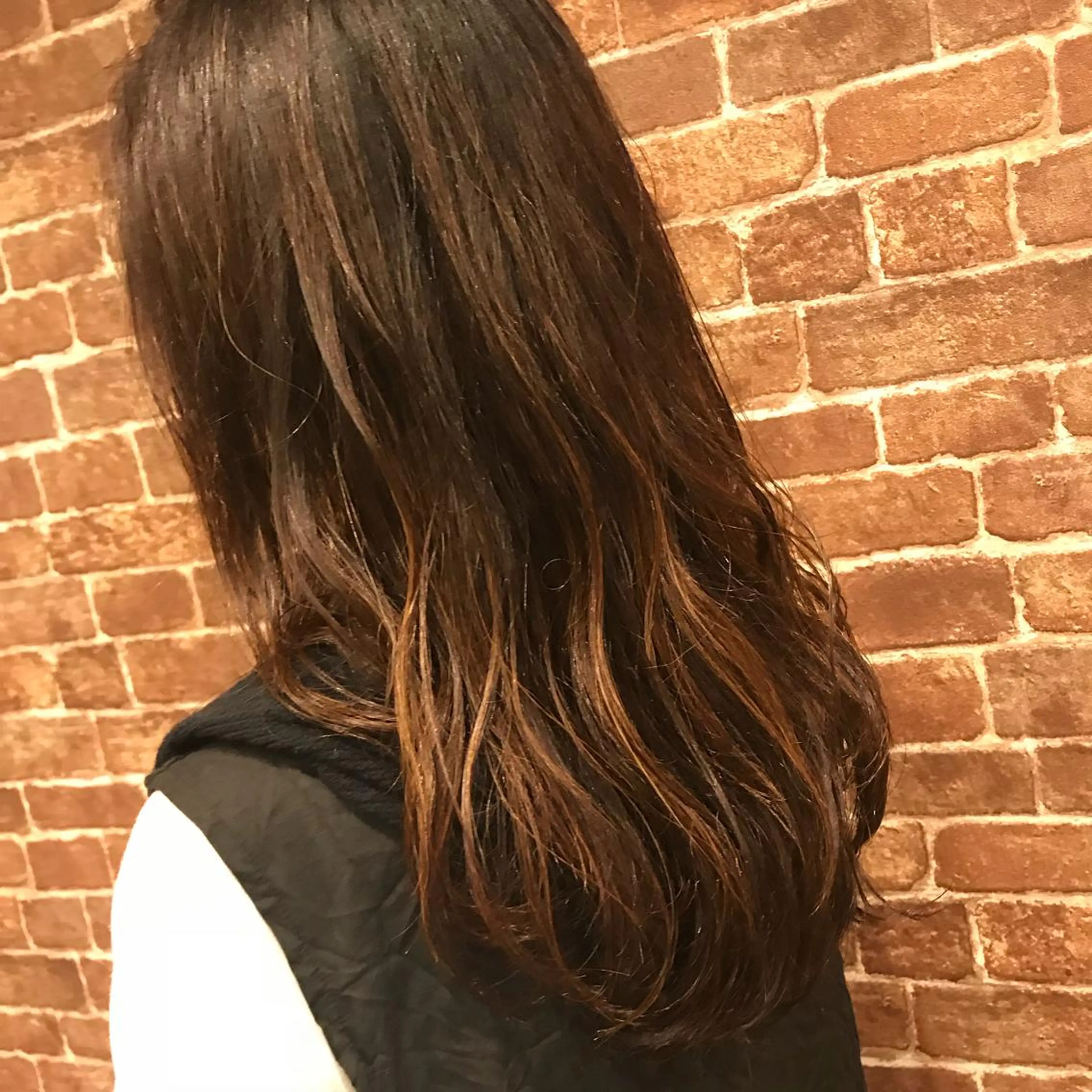 セミロング クワハラ イオリのヘアスタイル