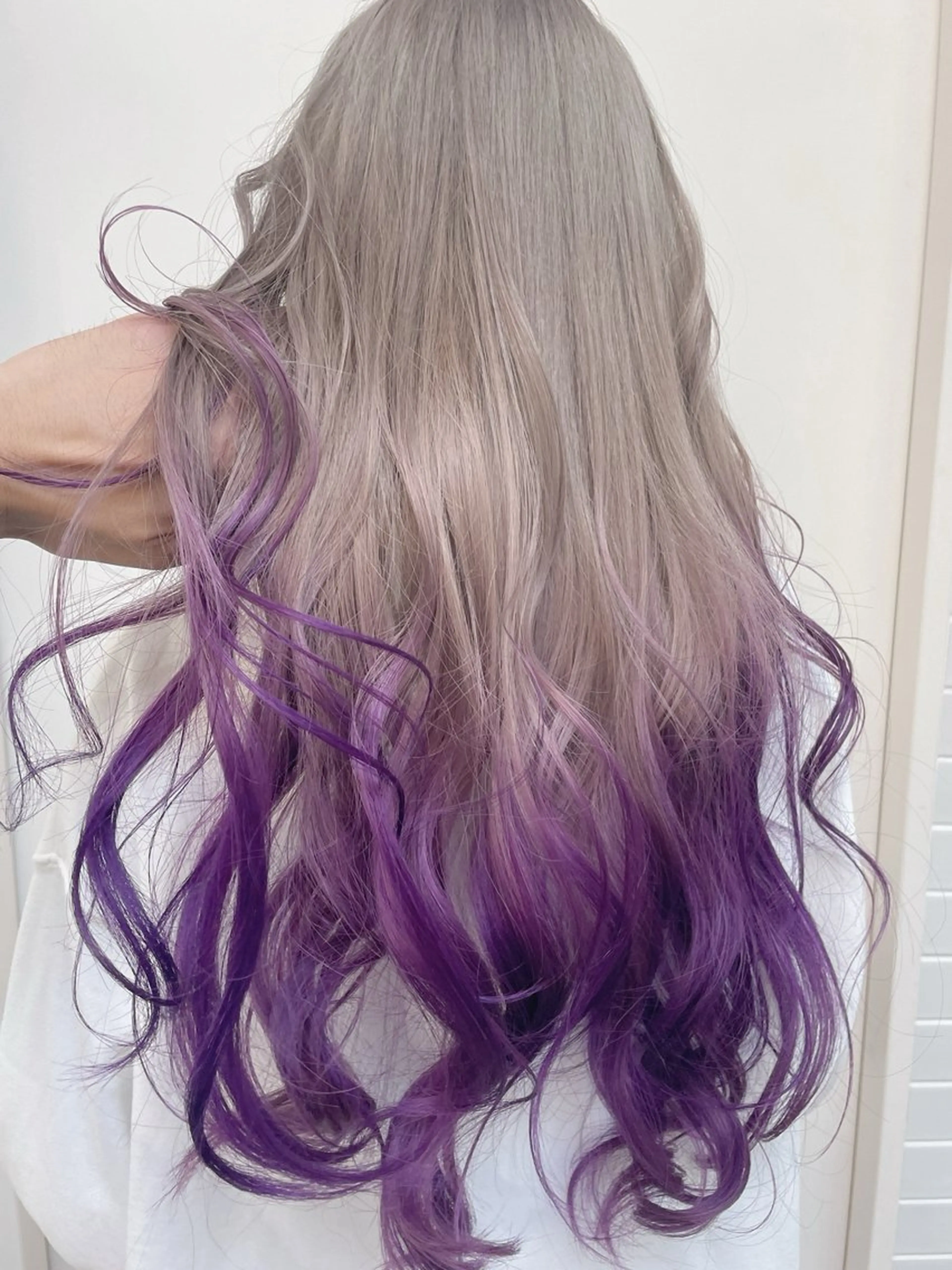 ロング カラー ベージュカラー ラベンダーカラー ホワイトベージュ カット ヘアカラー トリートメント CHERIEブリーチ ダブルカラー 天神のヘアスタイル