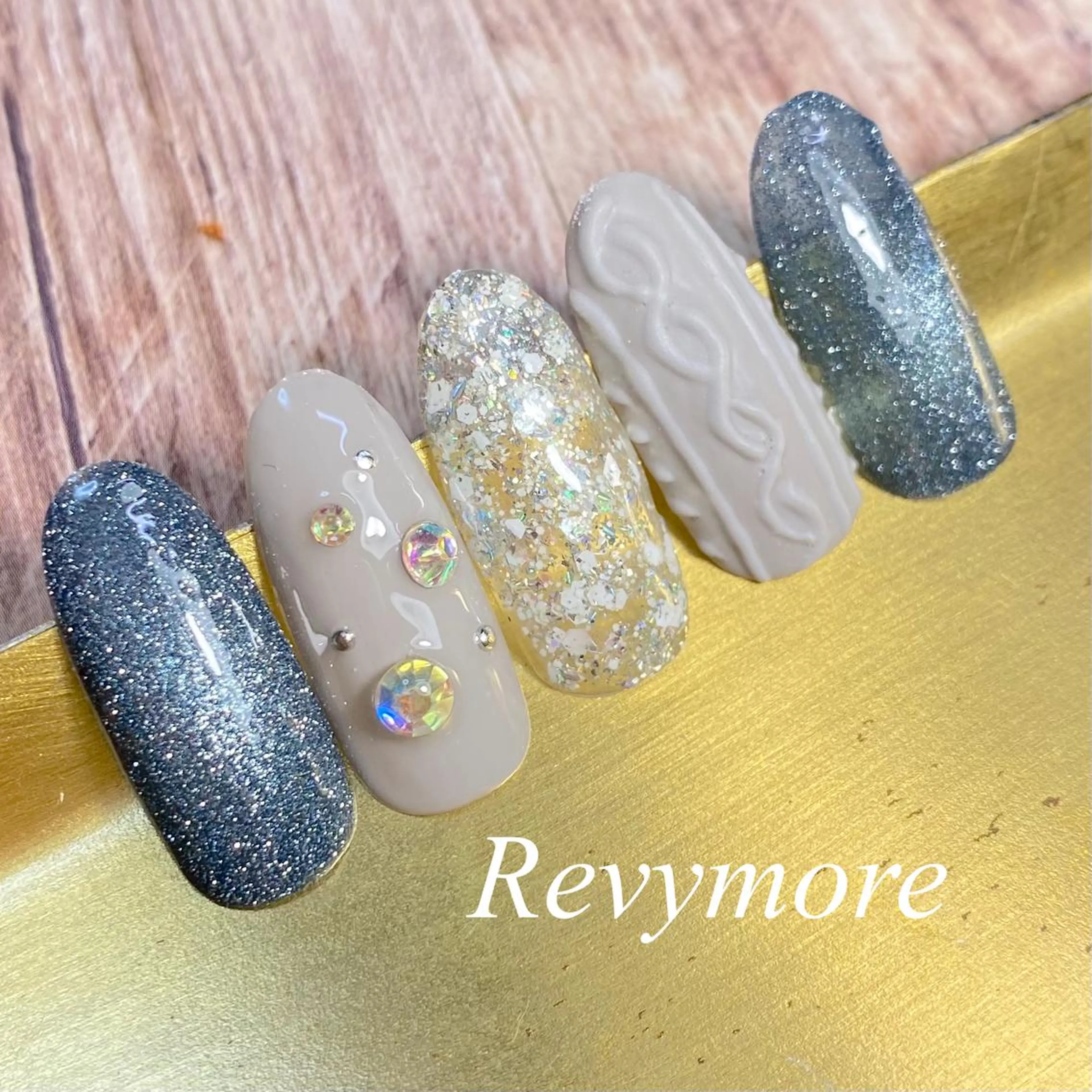 ミディアム ネイル ジェルネイル キラキラネイル マグネットネイル ミラーネイル ニュアンスネイル nail salon Revymoreのネイルデザイン