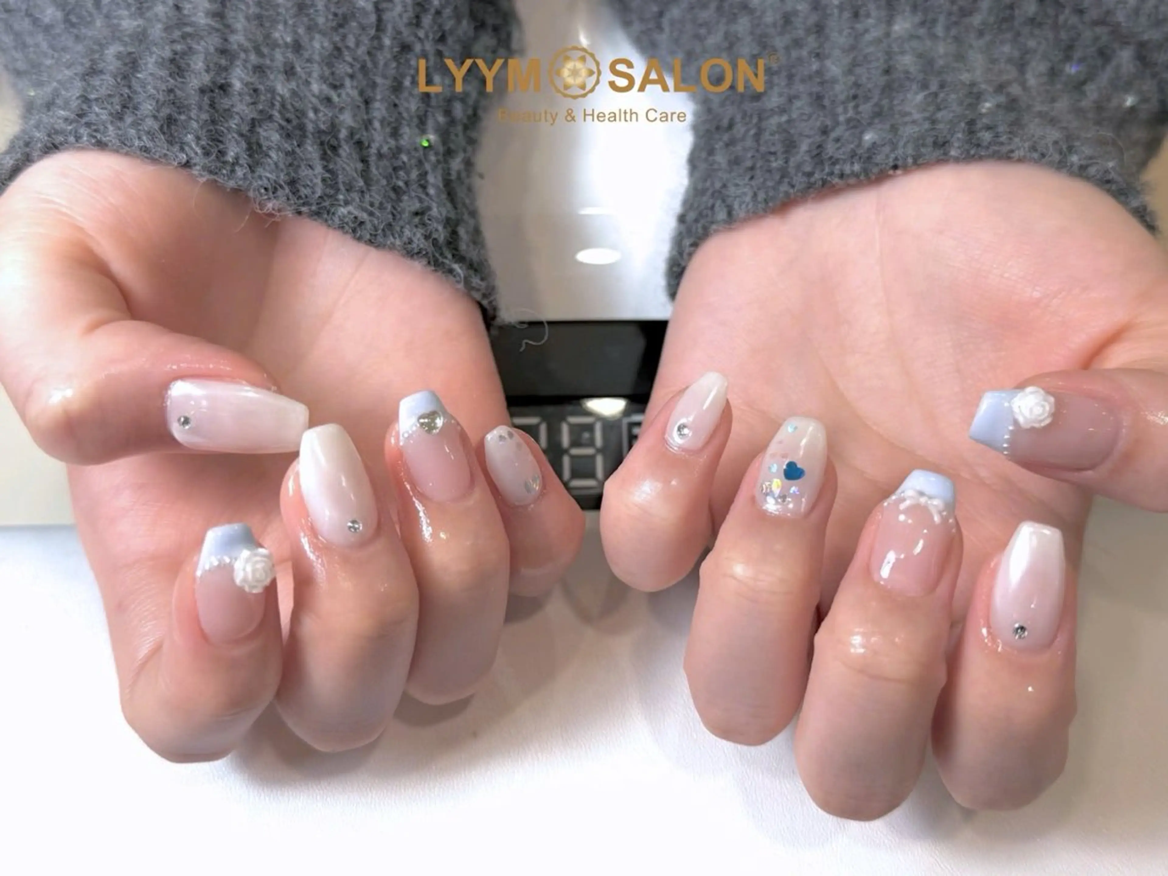 ネイル アートネイル ブルー フレンチネイル シンプルネイル ホワイト ハンドネイル LYYM Salonのネイルデザイン