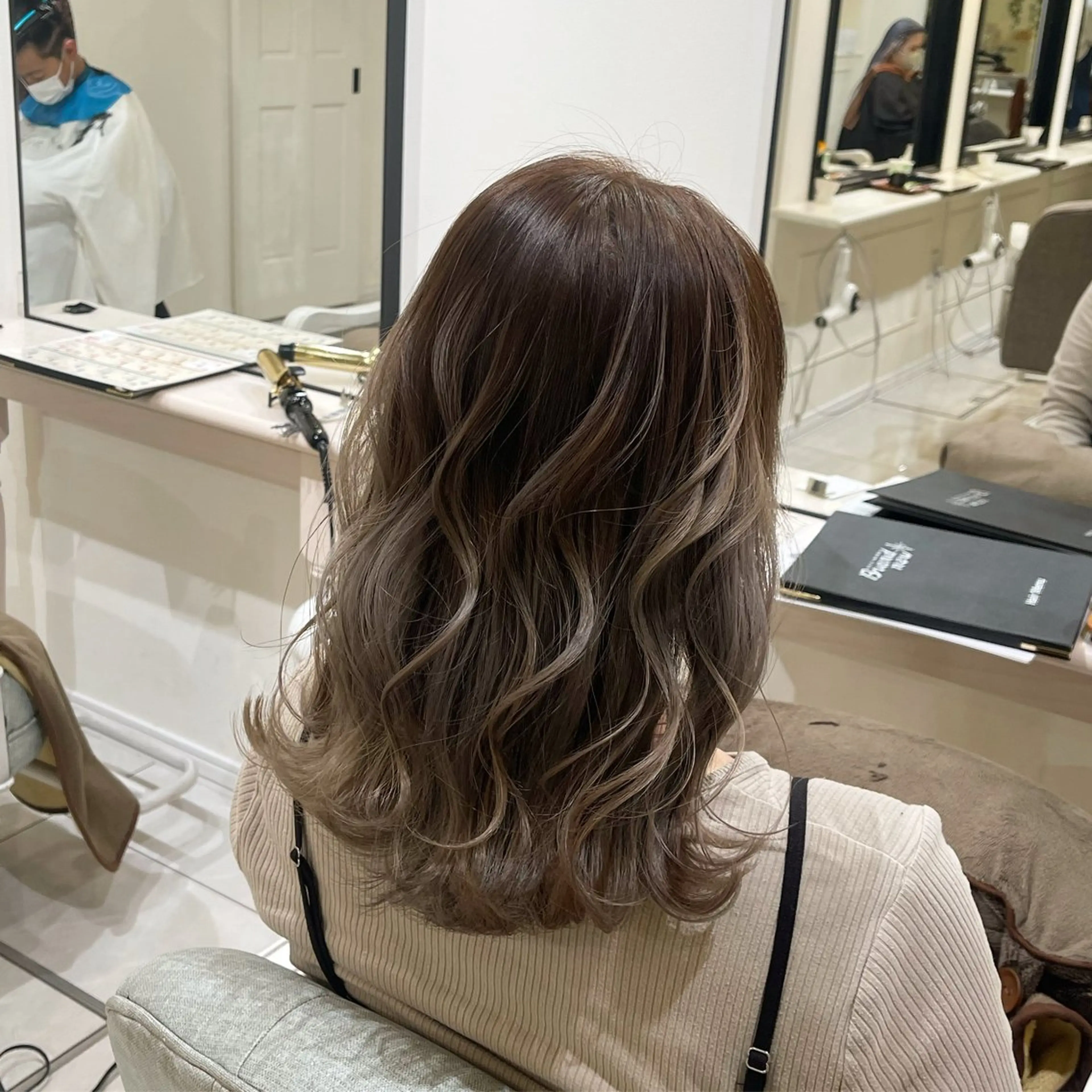 セミロング カラー 濱田輝レイヤー 韓国風 ハイトーンのヘアスタイル