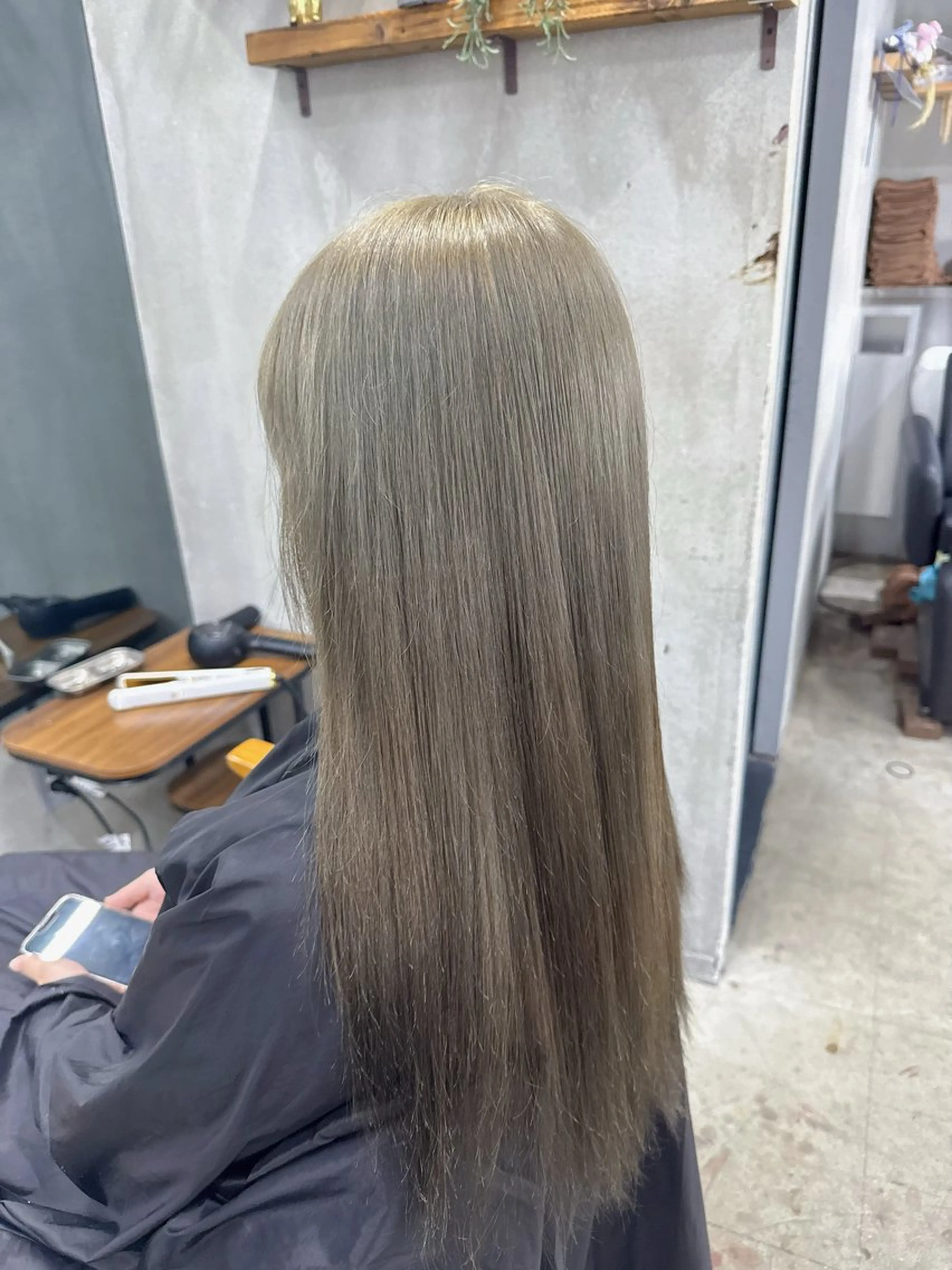 ロング カラー ベージュカラー AIRI layer cut hairのヘアスタイル