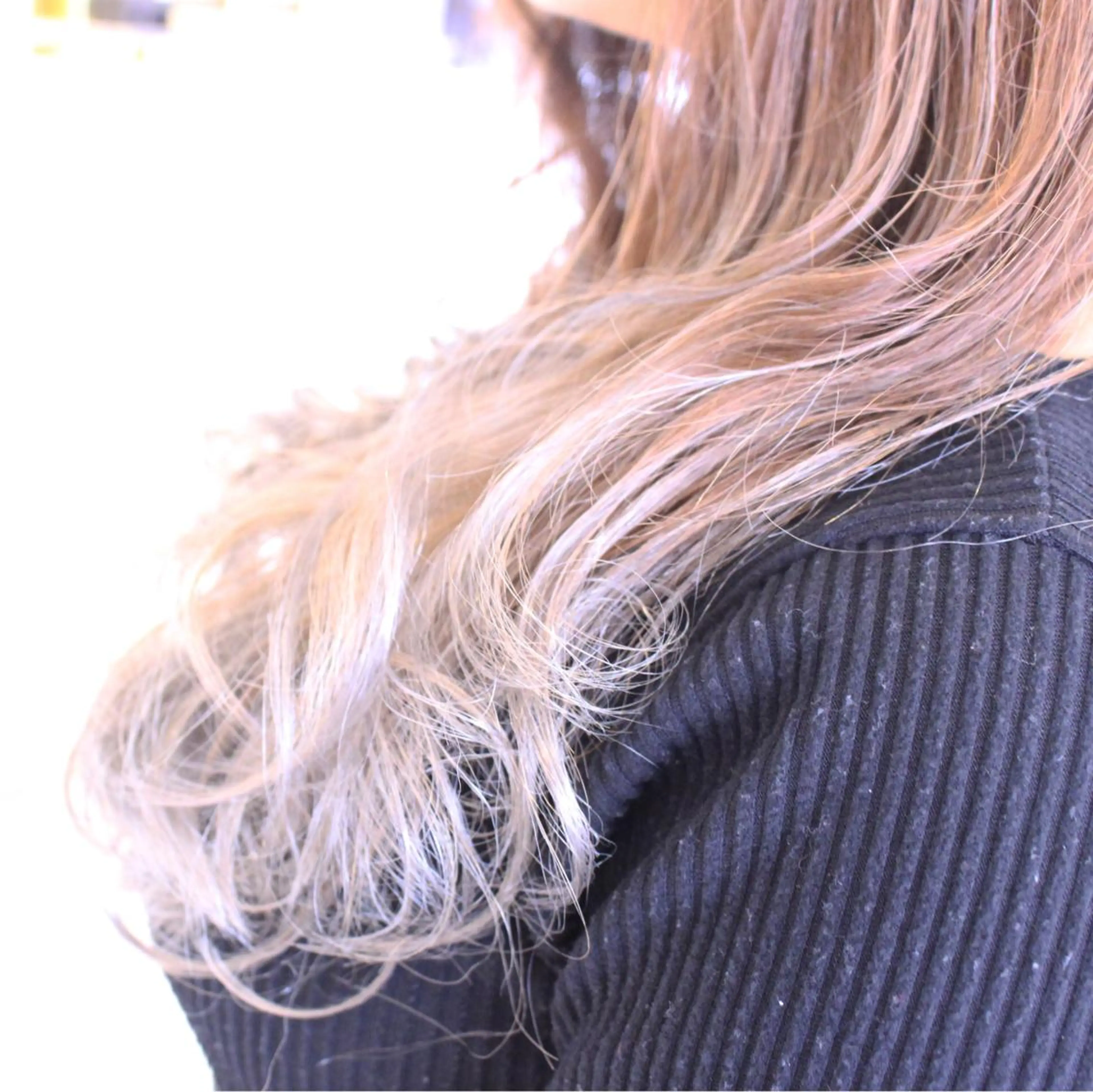 ロング カラー グラデーションカラー グレージュ ハイトーンカラー 松本 美香のヘアスタイル