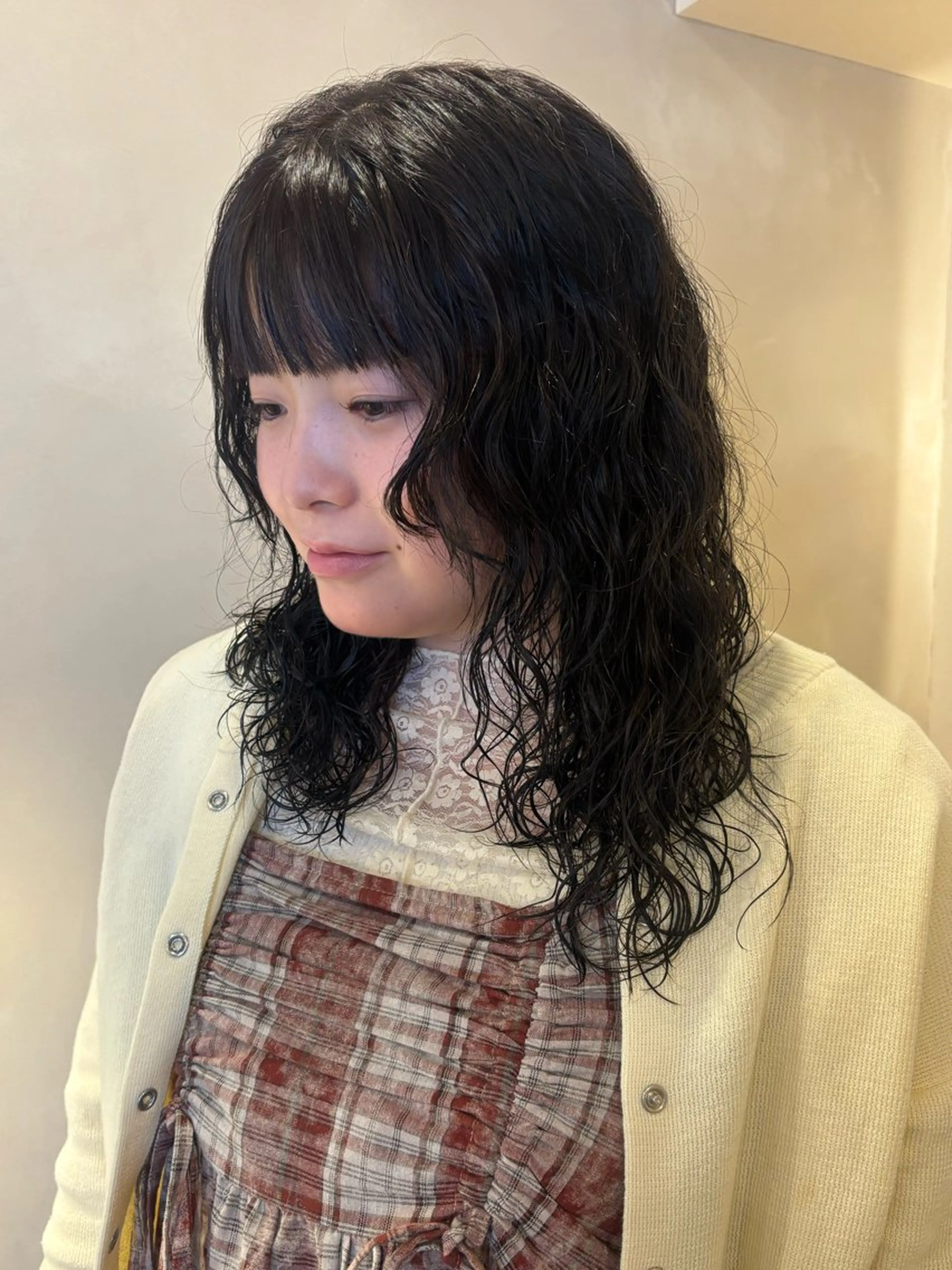 ミディアム カラー パーマ ミディアムパーマ ダークグレー ダークグレージュ グレージュ レイヤーカット カット ヘアカラー パーマ シンバヒナノ/パーマ レイヤー/髪質改善のヘアスタイル