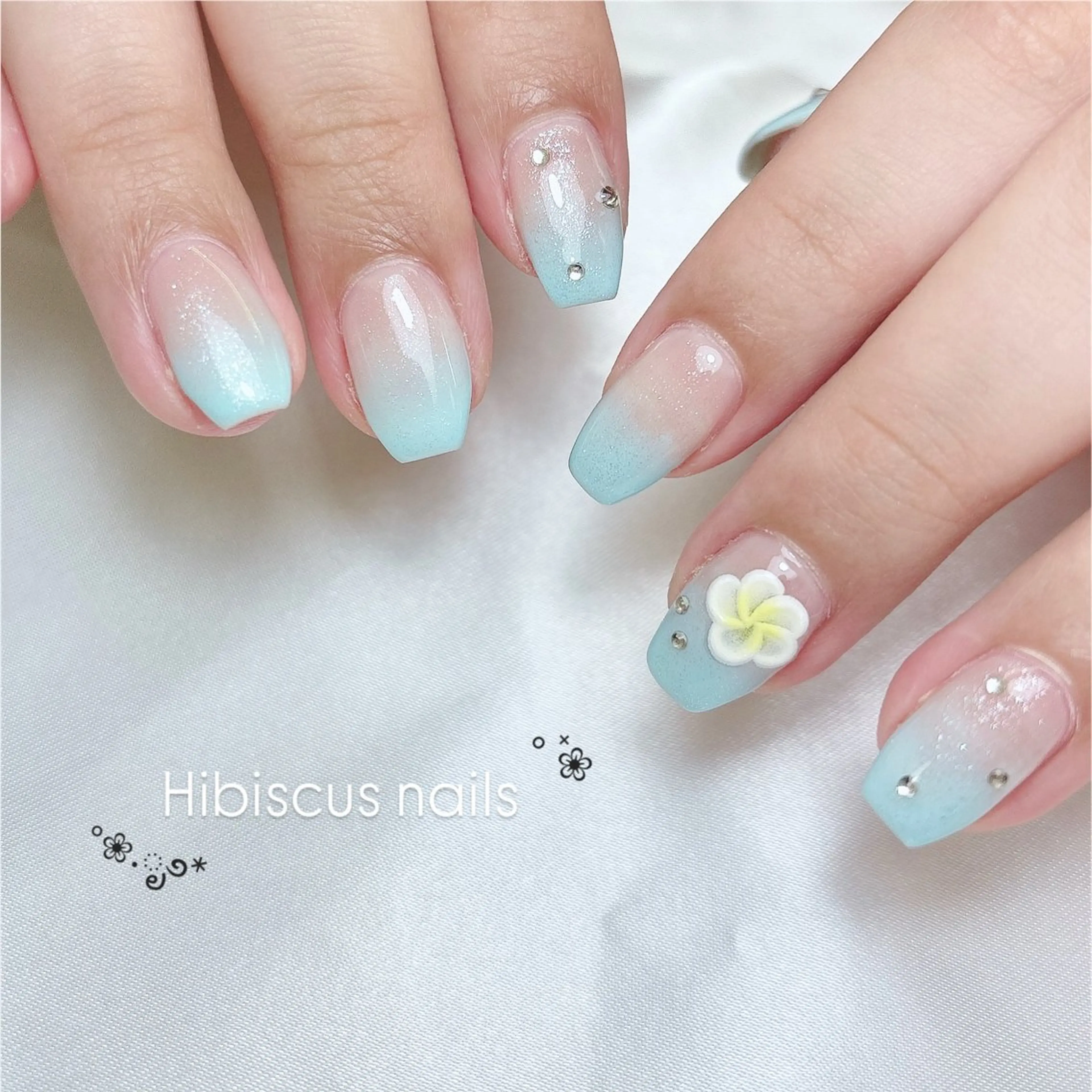 ネイル キラキラネイル ラメ(グリッター) 水色 ストーンネイル 夏ネイル ar studio/ ARISAのエステ・リラクイメージ