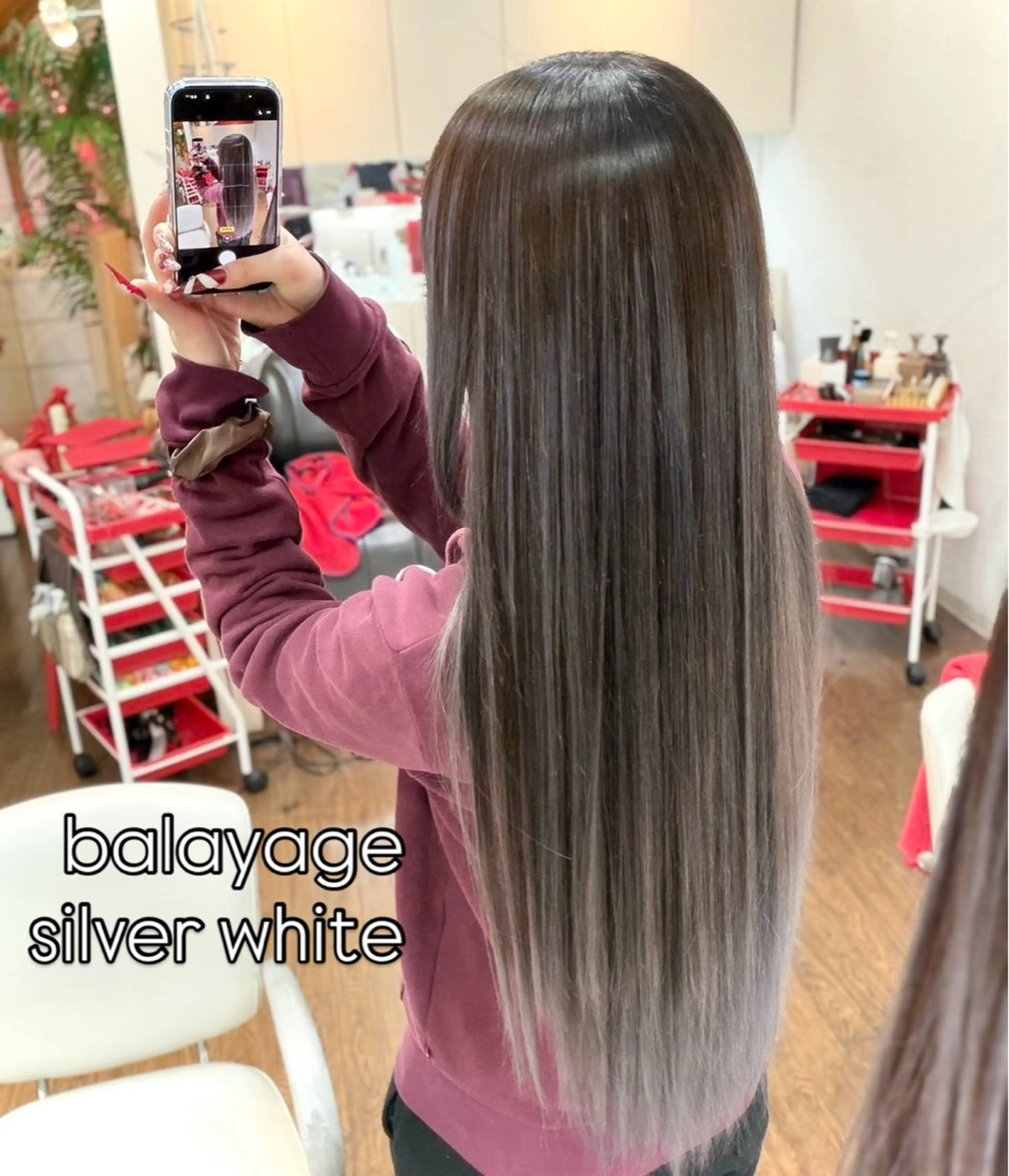 ロング カラー バレイヤージュ シルバー ホワイトシルバー レイヤーカット ヘアカラー GLAD 萩原のヘアスタイル