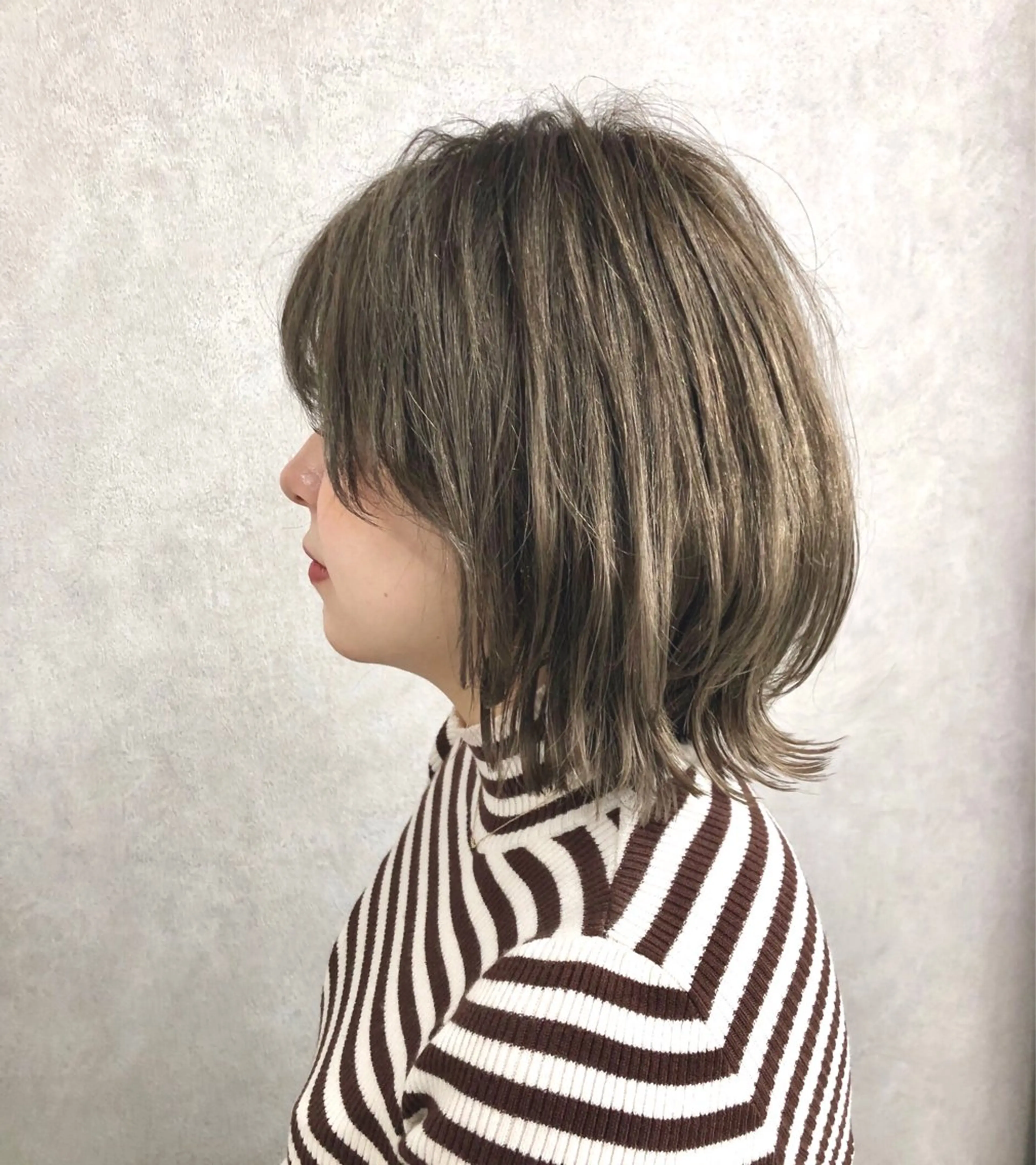 ミディアム カラー ベージュカラー ミルクティーベージュ くびれヘア ショート、韓国メンズ ヘアのかつらぎのヘアスタイル