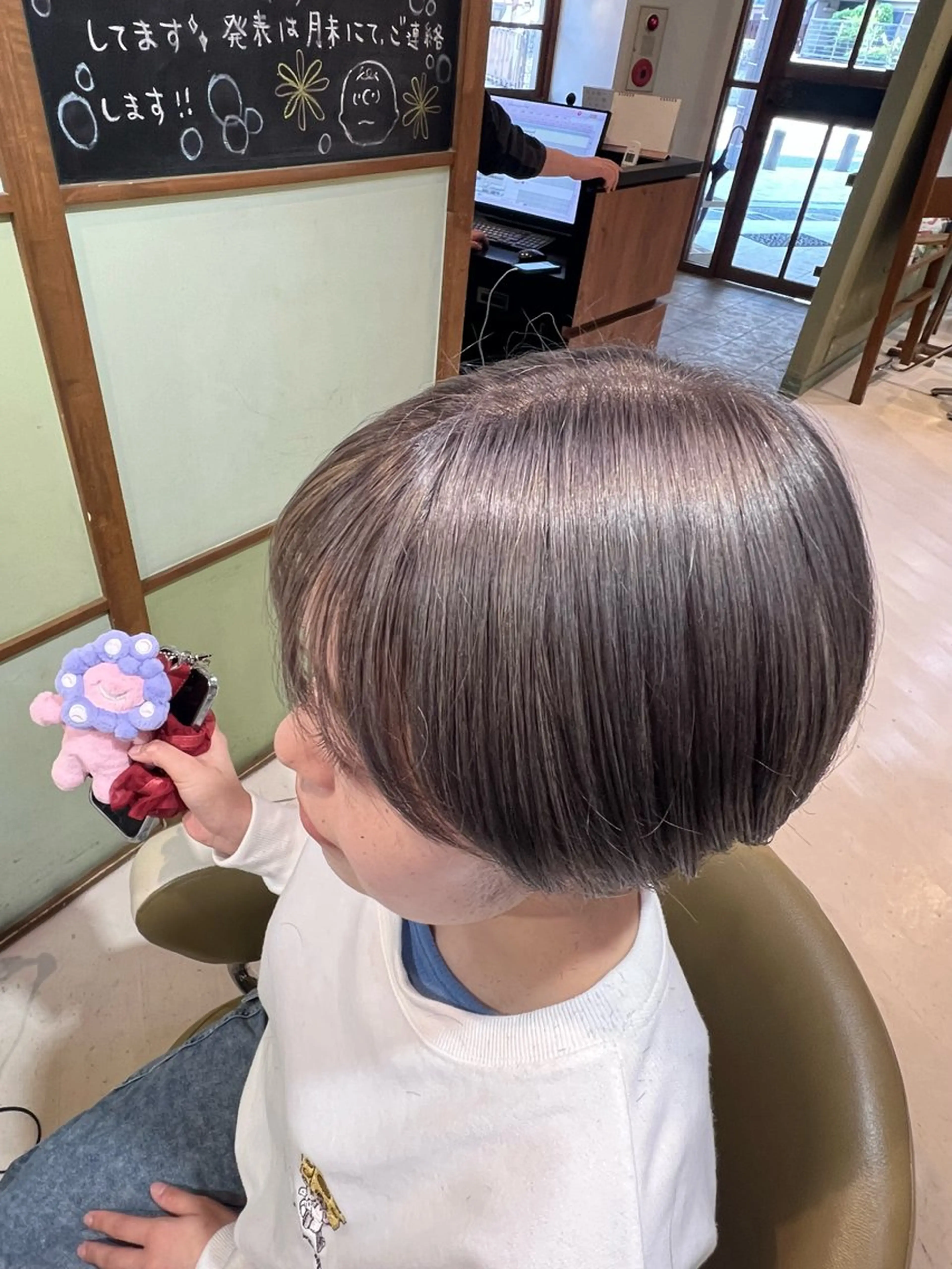 ショート カラー ブリーチ 透明感カラー グレージュ シルバー ショートヘア 木本 歩々乃のヘアスタイル