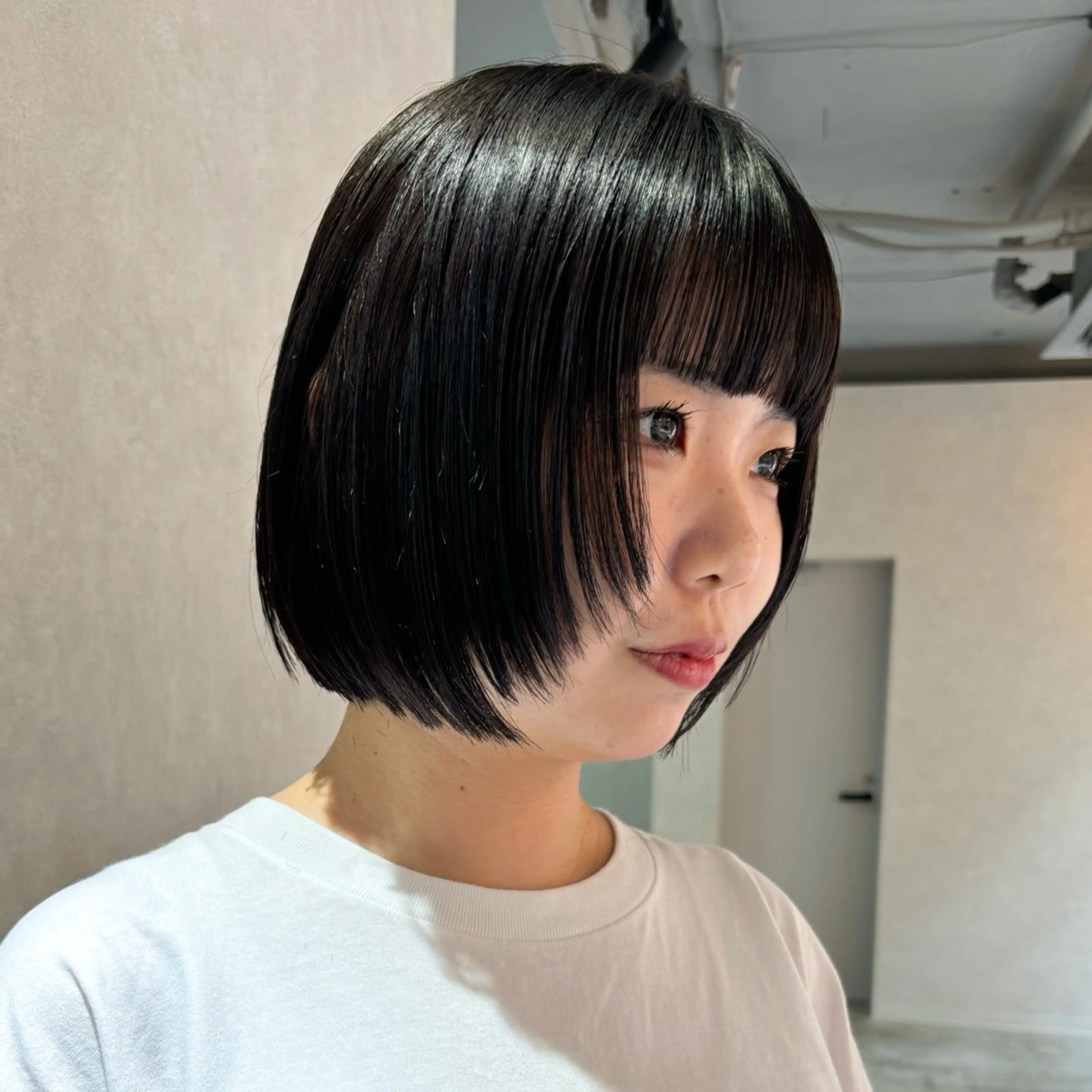 ショート ボブ 顔まわりレイヤー 顔周りカット レイヤーカット ヘアカラー ★デザインカラー ハイトーン ももか★のヘアスタイル