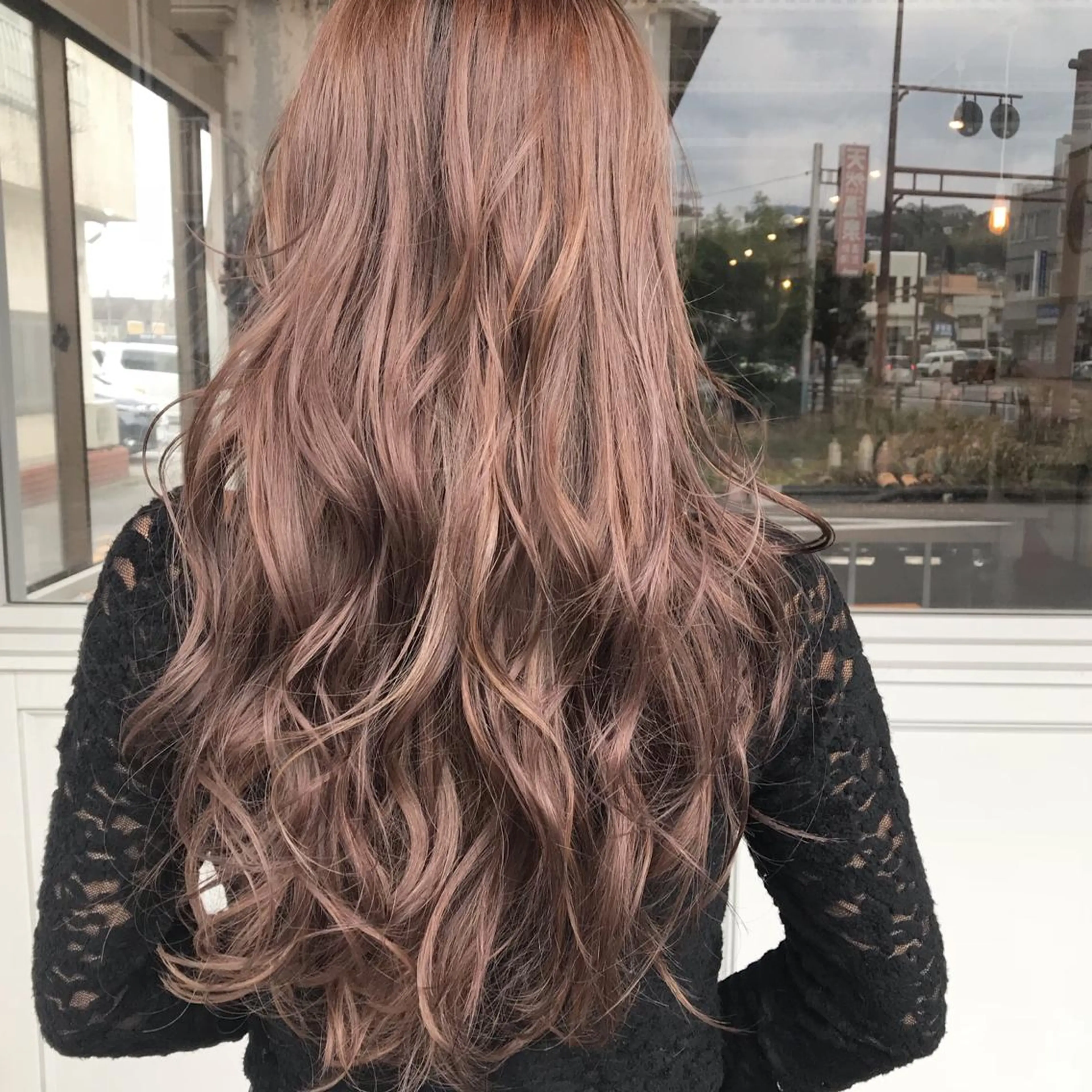 セミロング カラー ヘアアレンジ お団子ヘア 切りっぱなしボブ バレイヤージュ ブリーチ グラデーションカラー Mariana/ 鶴原-ハイライトのヘアスタイル