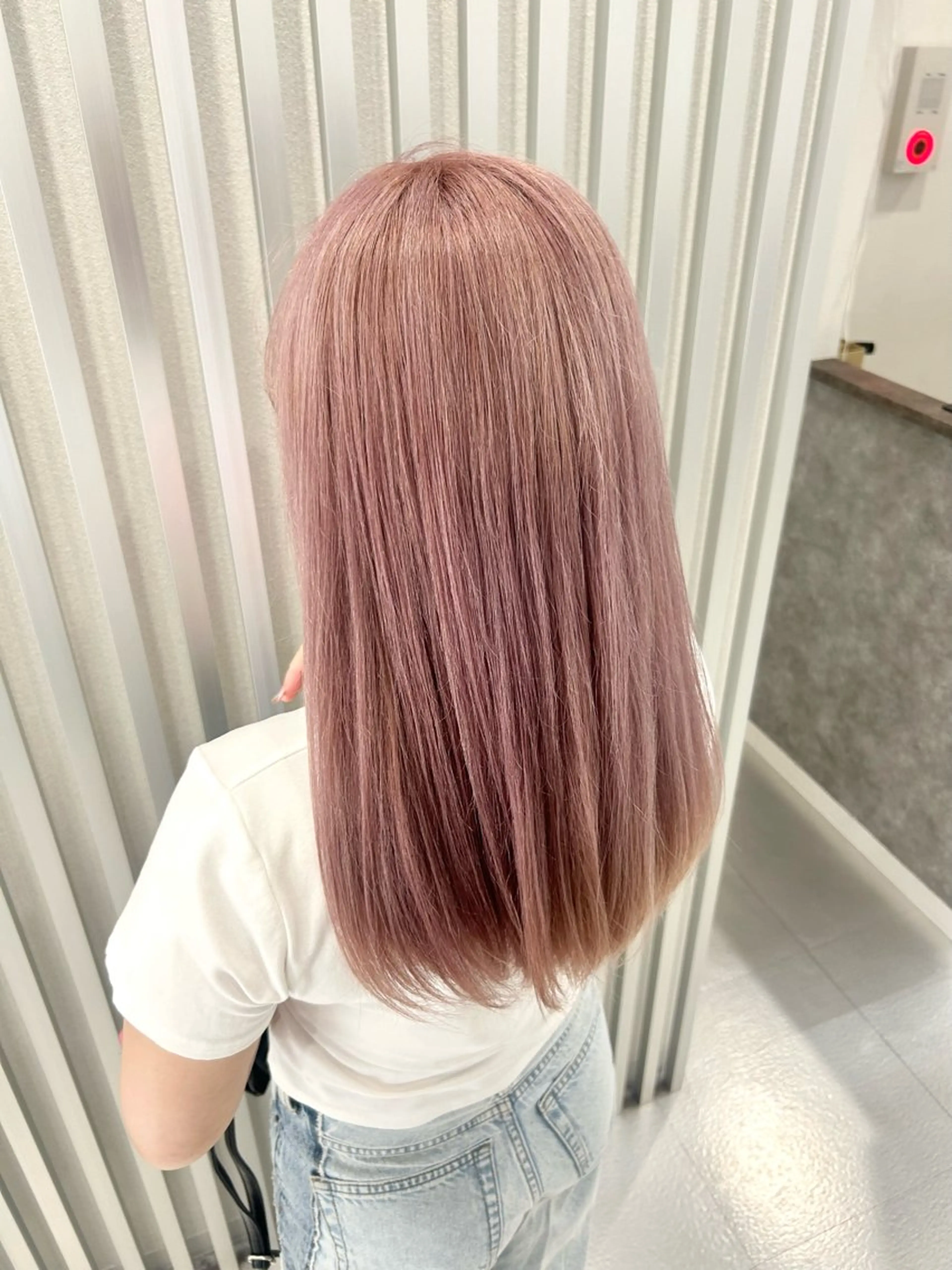 セミロング あやめ🪽 オリーブ/ハイトーンのヘアスタイル