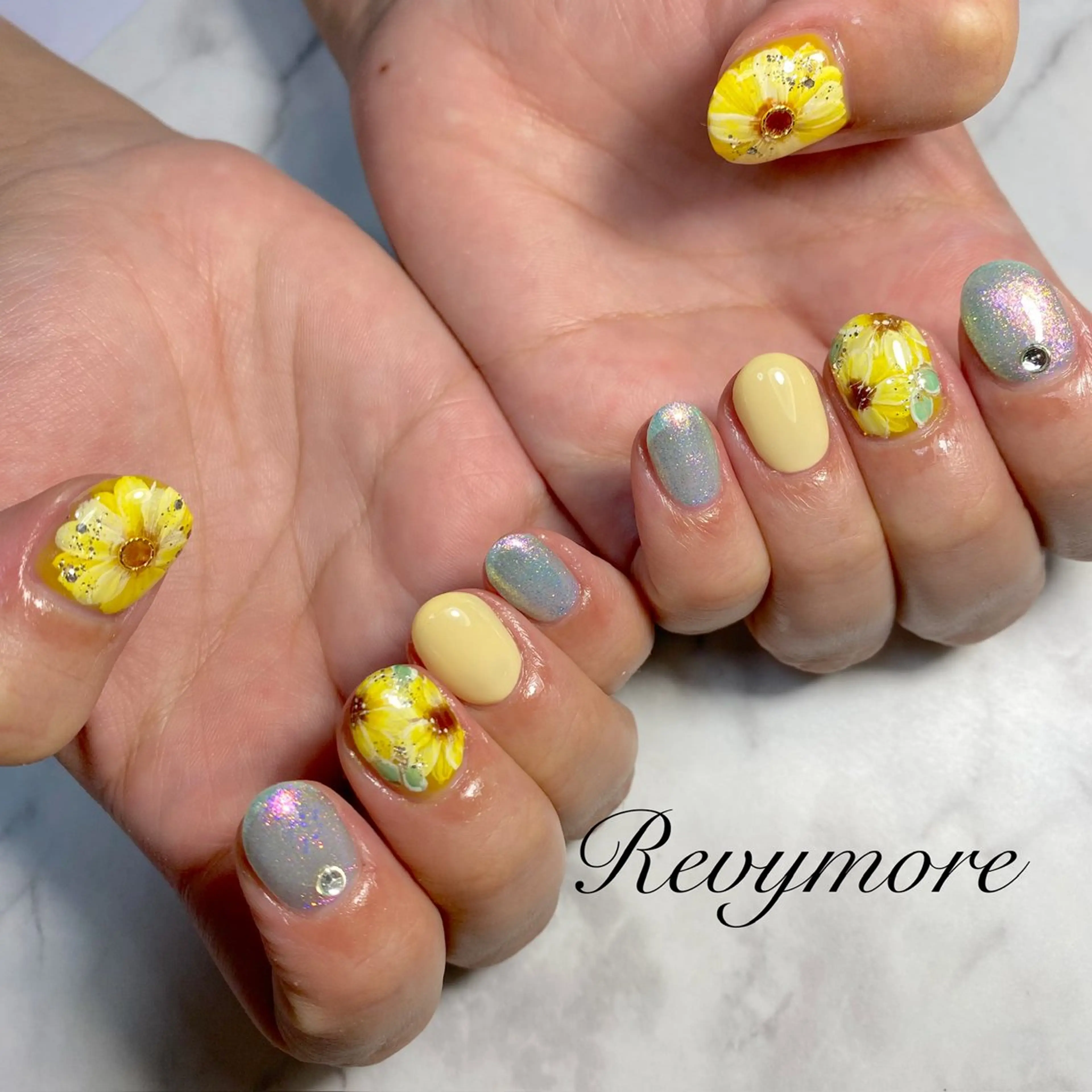 ミディアム ネイル 韓国風ヘア ジェルネイル キラキラネイル 韓国ネイル ニュアンスネイル nail salon Revymoreのネイルデザイン
