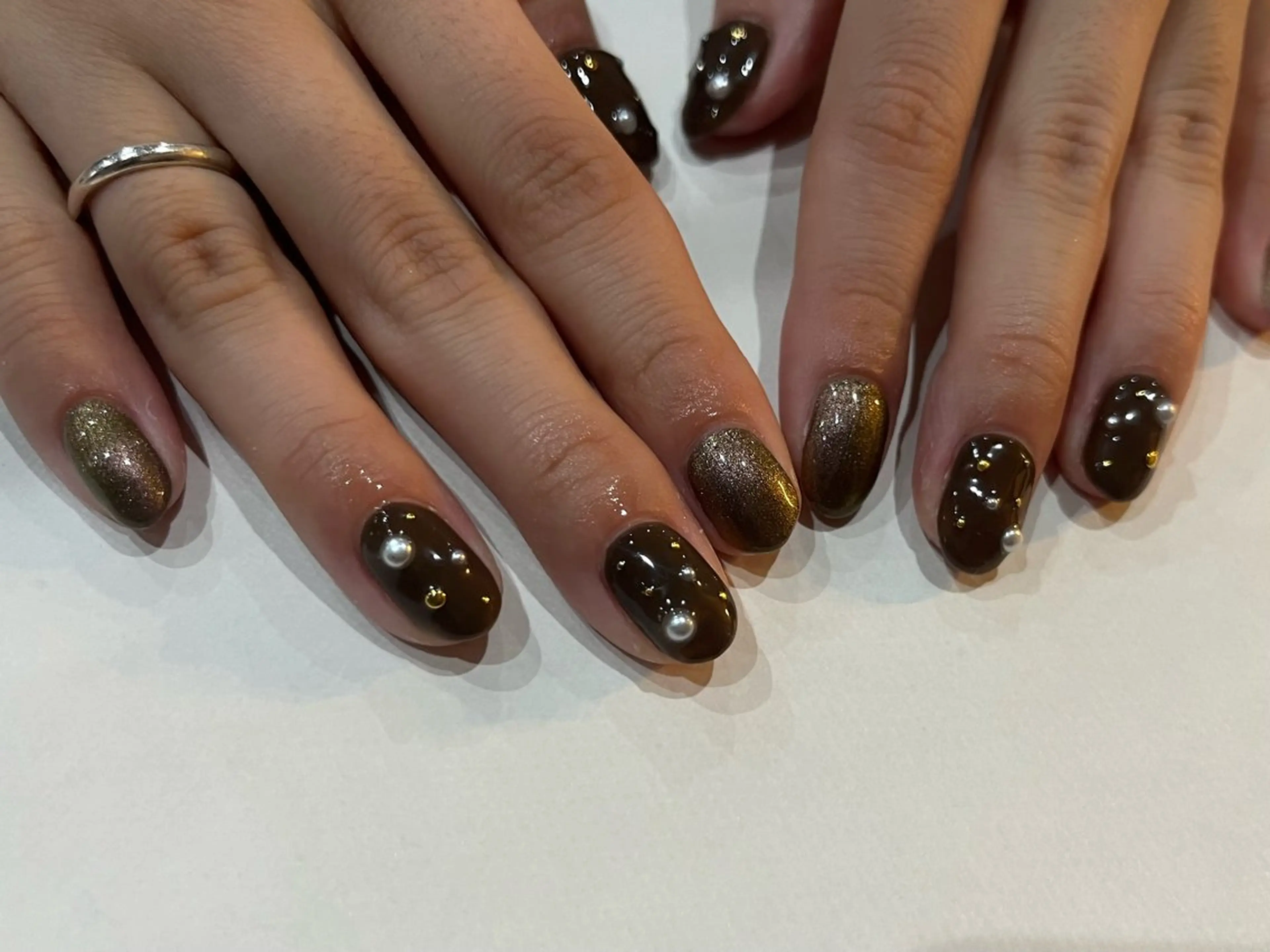 ネイル ブラウン ラメ(グリッター) ハンドネイル scré as Ételのネイルデザイン