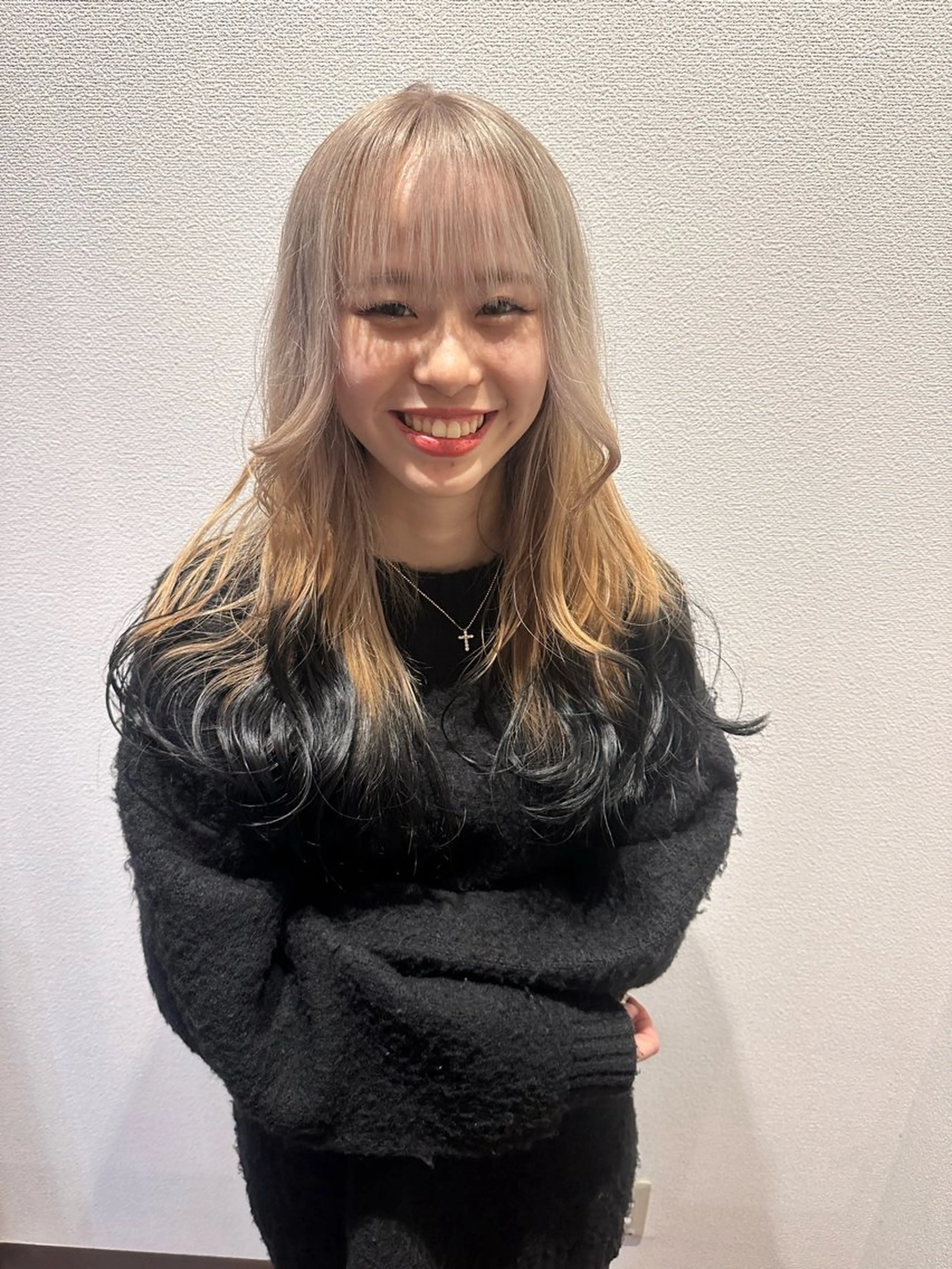 ロング カラー ベージュカラー 黒髪 ぱる/透明感カラー パーマ/カットのヘアスタイル