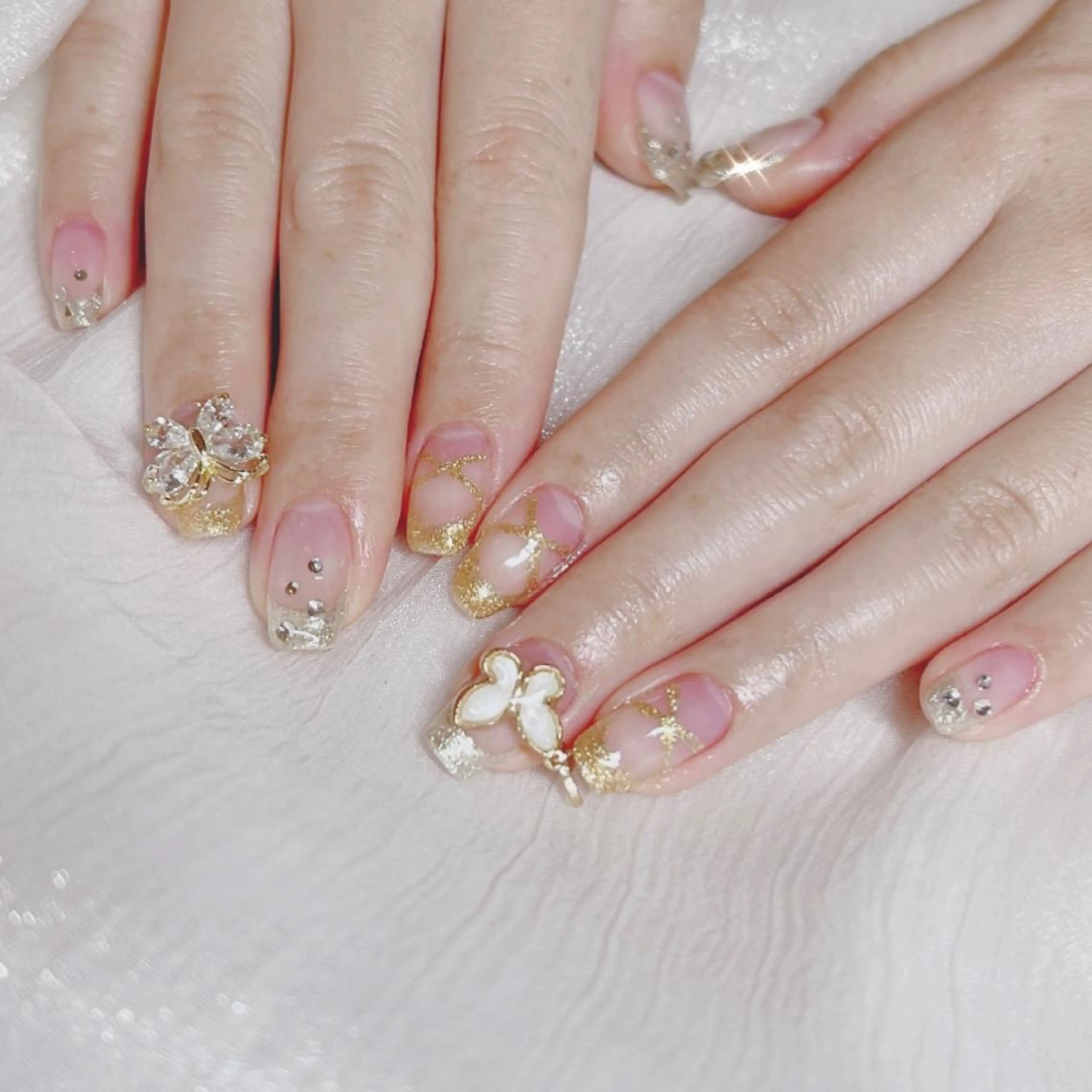 ネイル オーロラネイル フットネイル フレンチネイル ジェルネイル 韓国ネイル ハンドネイル ハンドケア 【ENサロン】 Rei🎀Nailのネイルデザイン