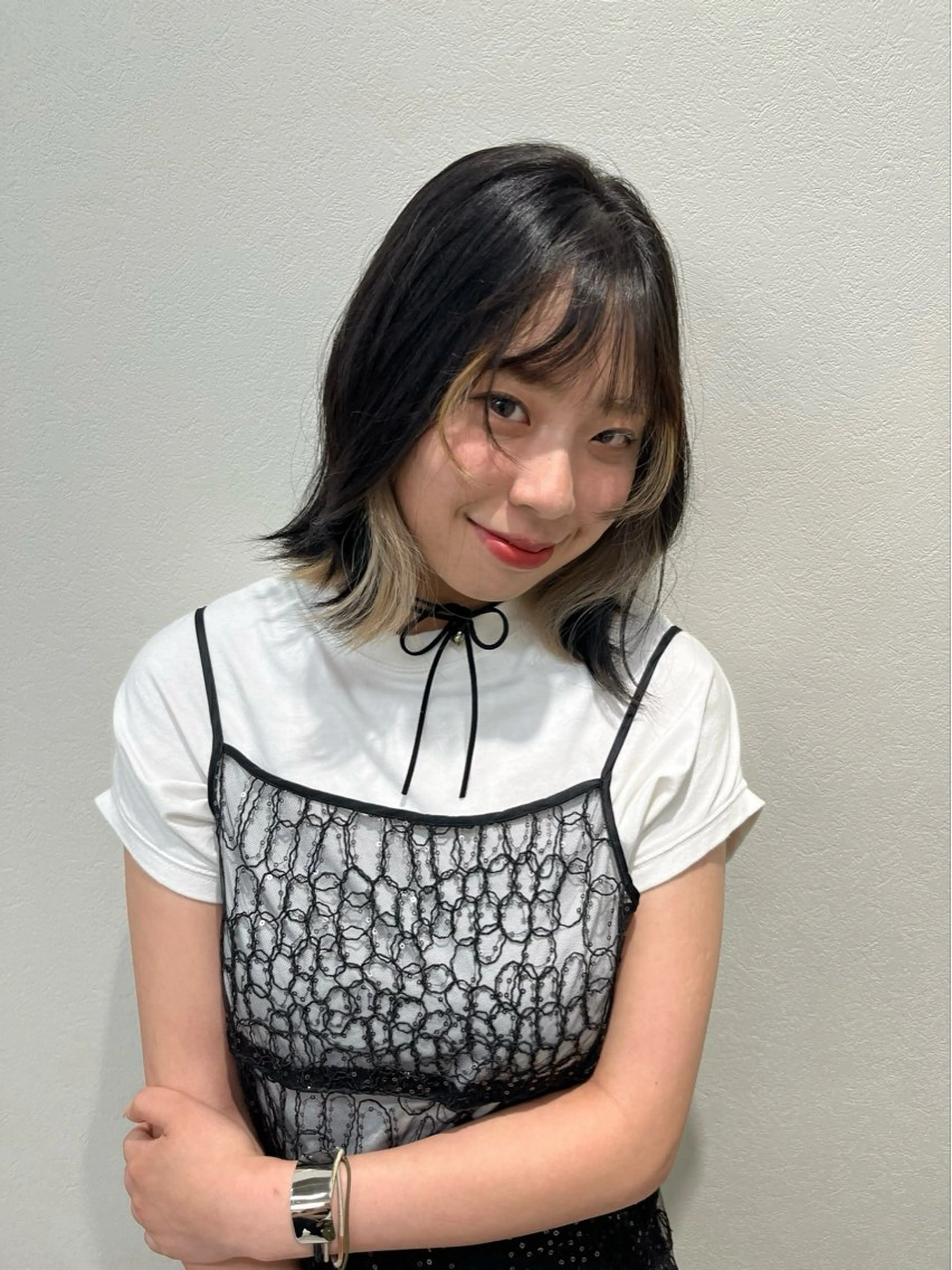 ミディアム カラー ベージュカラー 黒髪 インナーカラー ホワイトベージュ レイヤーカット/ブラ ウンカラー/河野凜のヘアスタイル