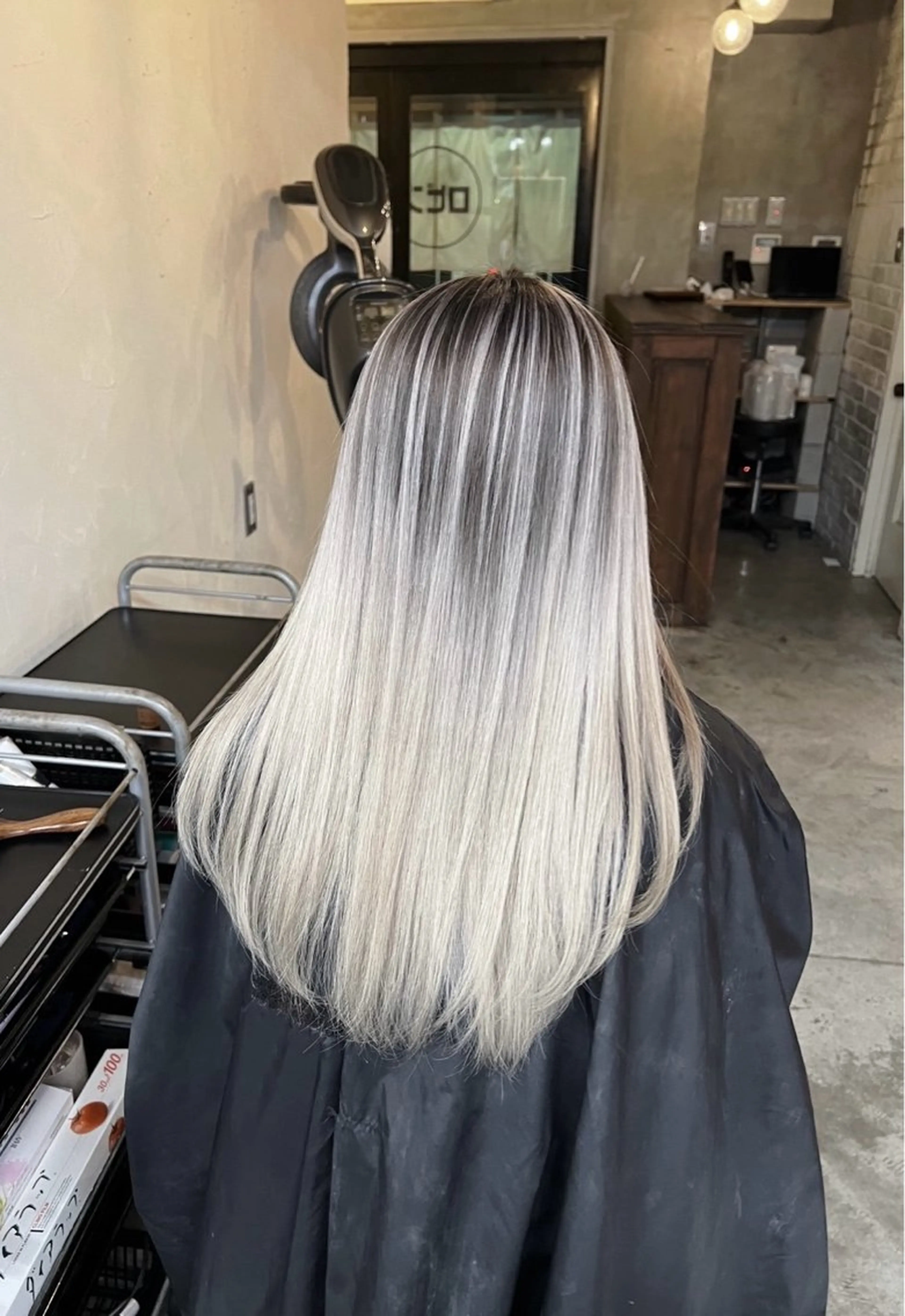 ロング カラー バレイヤージュ シルバー ホワイトシルバー レイヤーカット ヘアカラー トリートメント 指名数No.1 /NAOYAのヘアスタイル