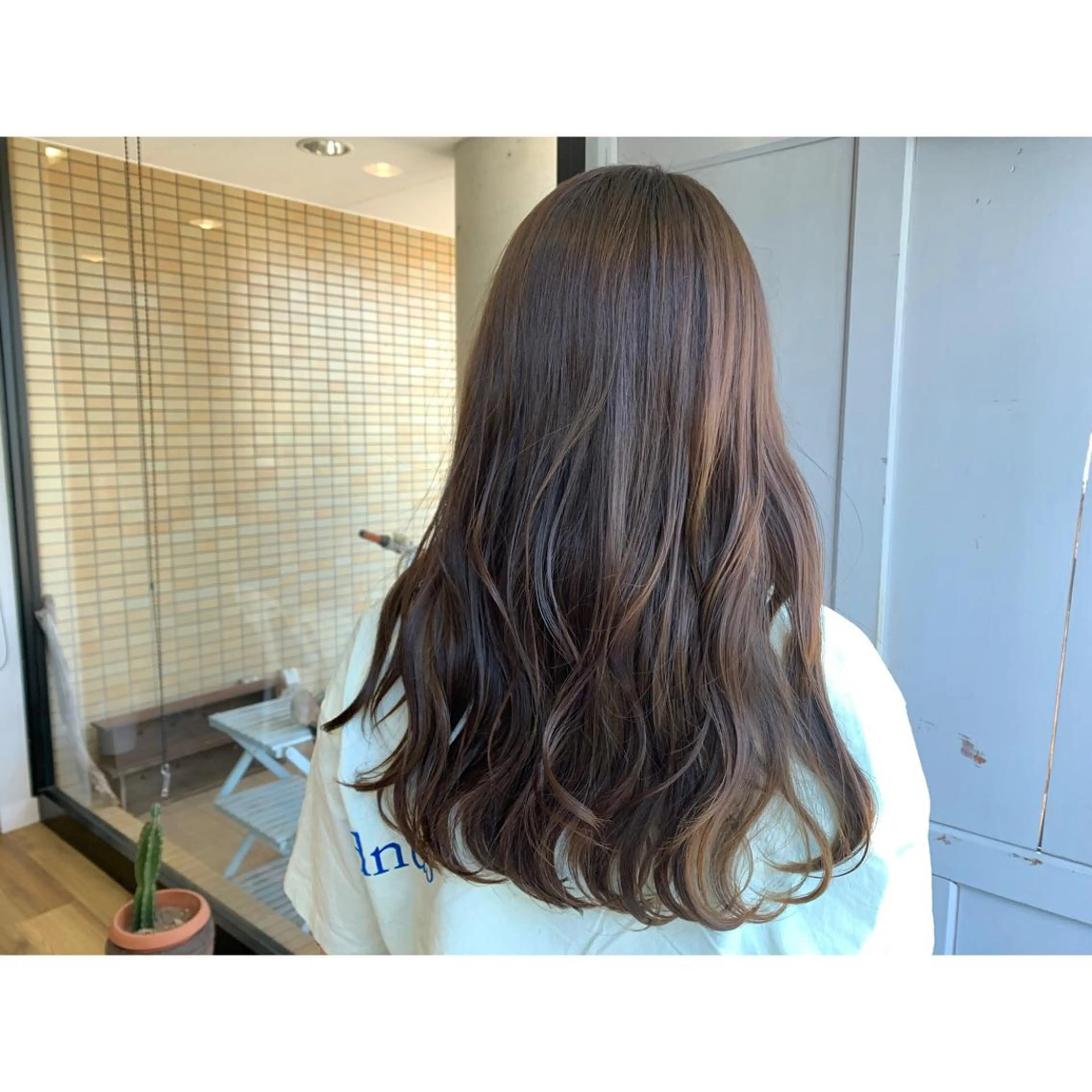 ロング カラー グレージュ オリーブグレージュ オリーブグレー ヘアカラー トリートメント ツキダテ ユイのヘアスタイル