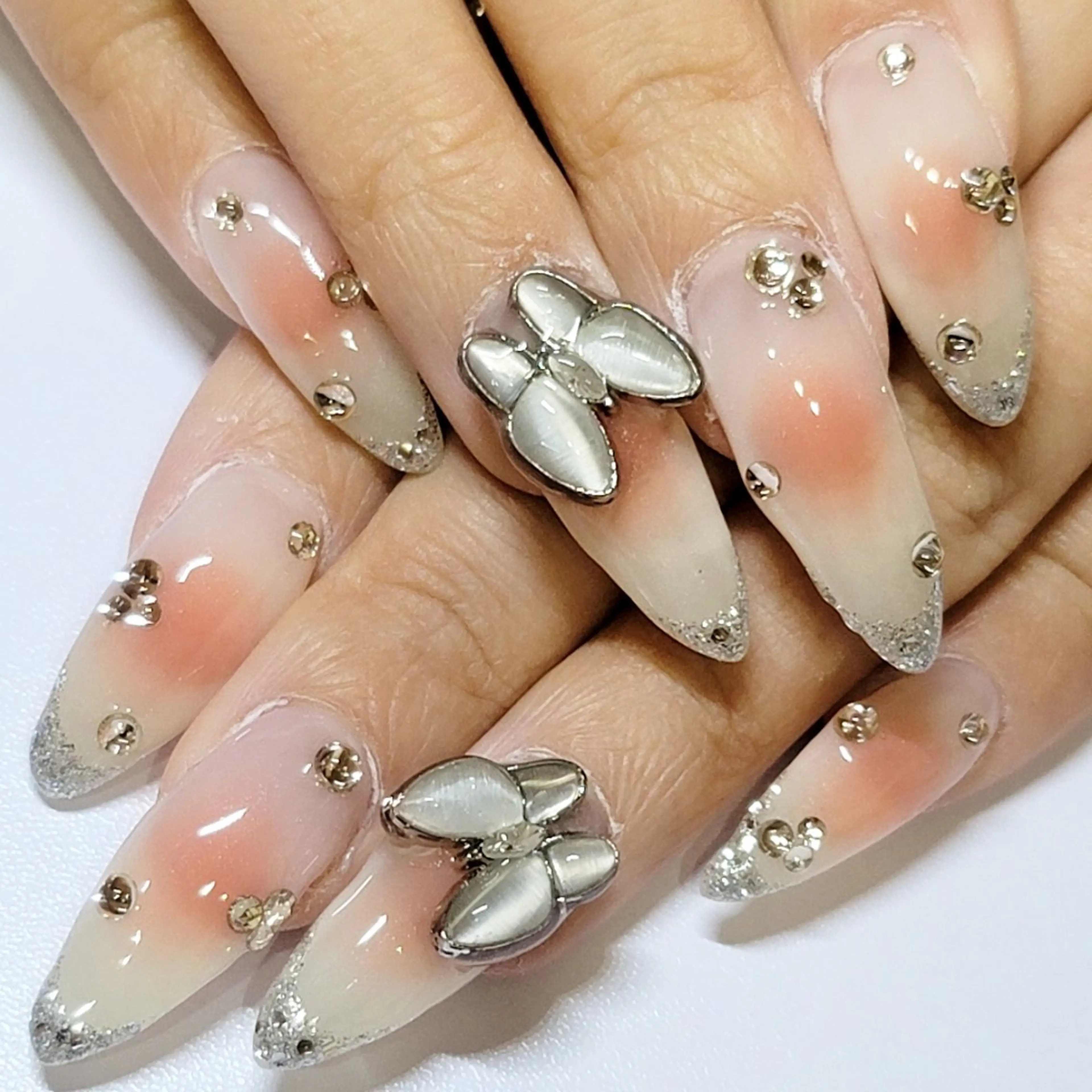 ネイル チークネイル 春ネイル ホワイト ハンドネイル よしだ ひろきのネイルデザイン