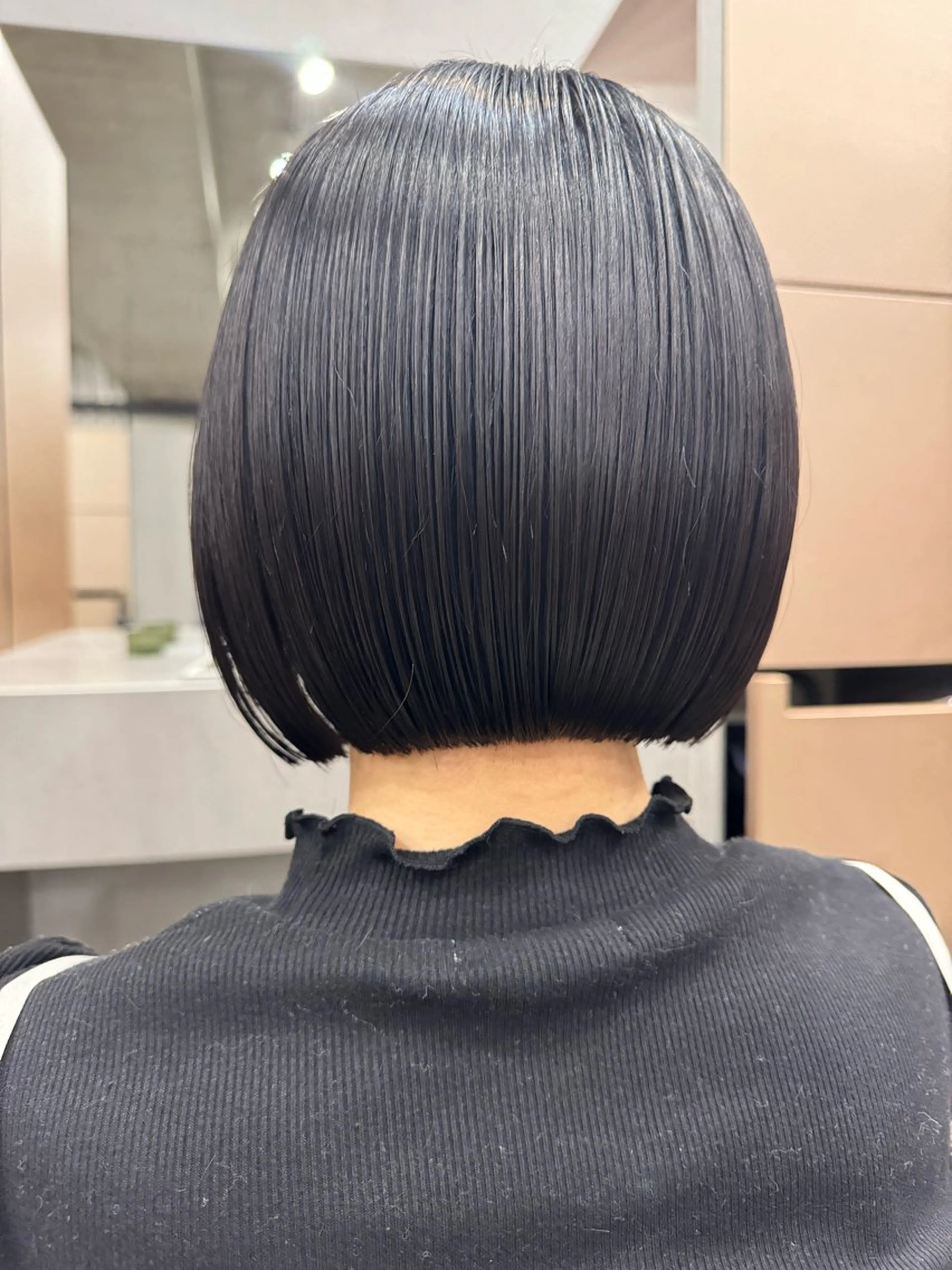 ミディアム カラー 曲がる縮毛矯正 センターパートのヘアスタイル