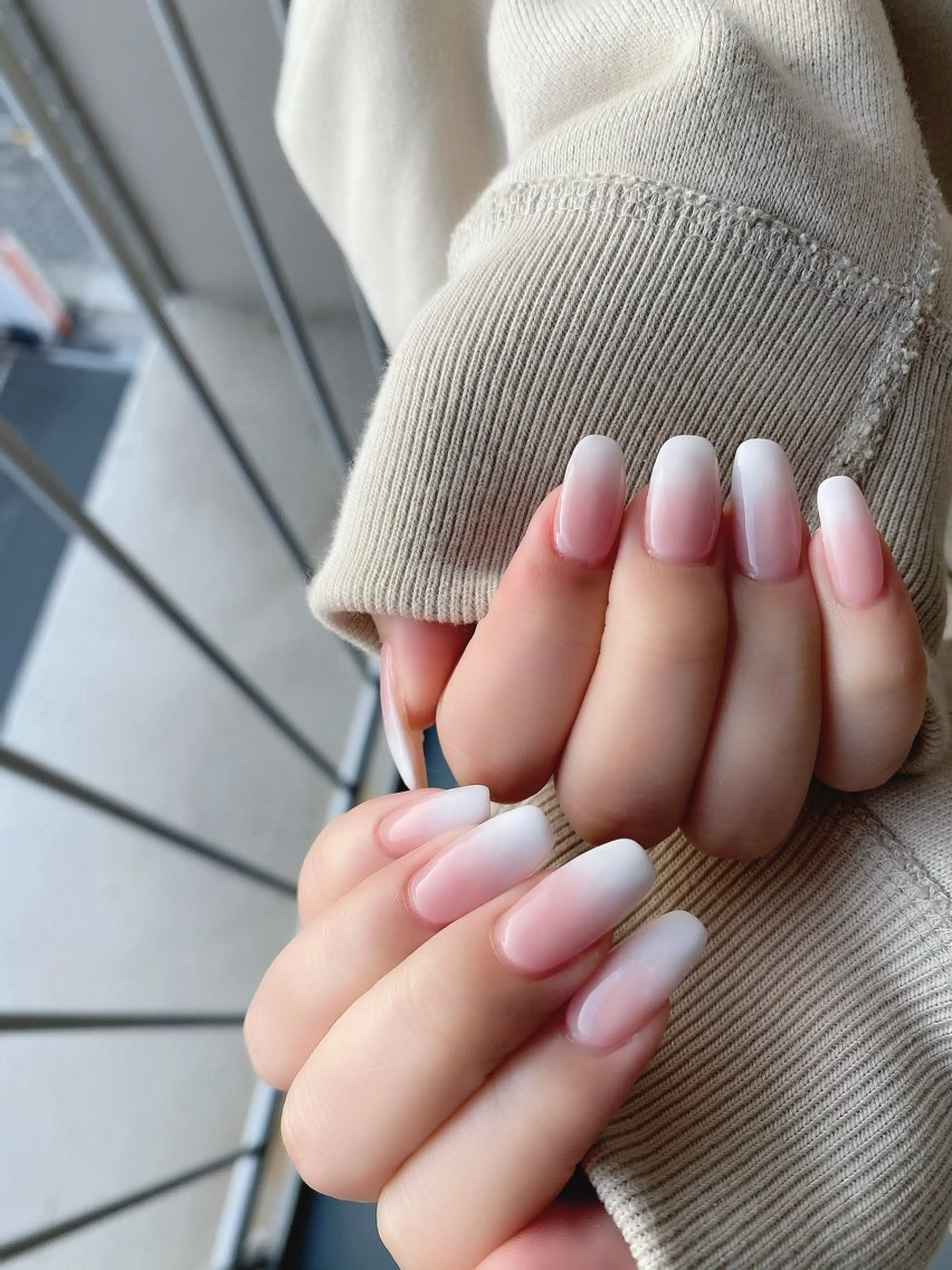 【オフなし&あり】カラーグラデーション❣️ (ホワイトグラデのみ5500円、ベースに色を塗る場合はプラス1000円)の写真