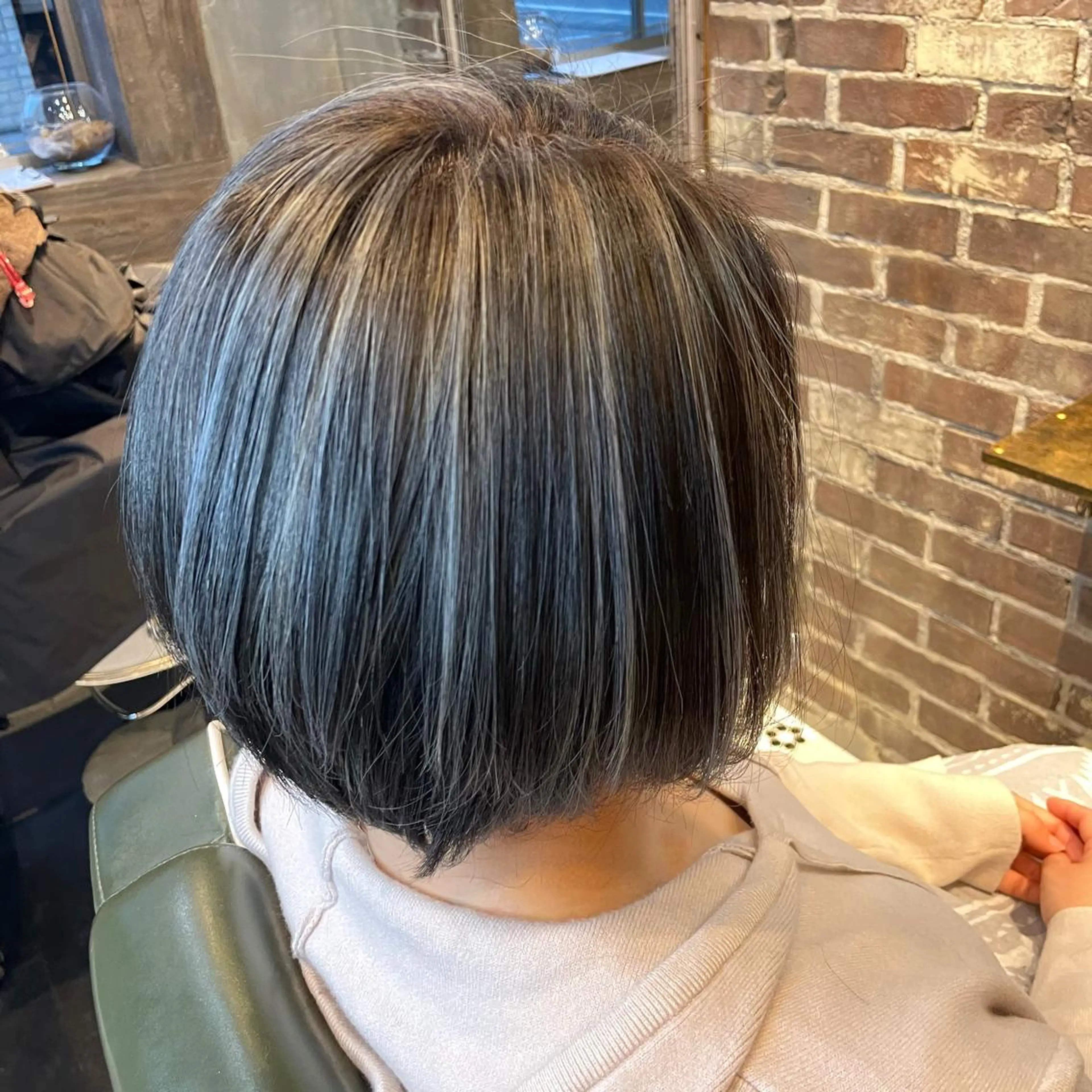 ショート カラー アッシュ 透明感カラー ハイライトカラー ハイトーンカラー イルミナカラー La vielle 西峠のヘアスタイル