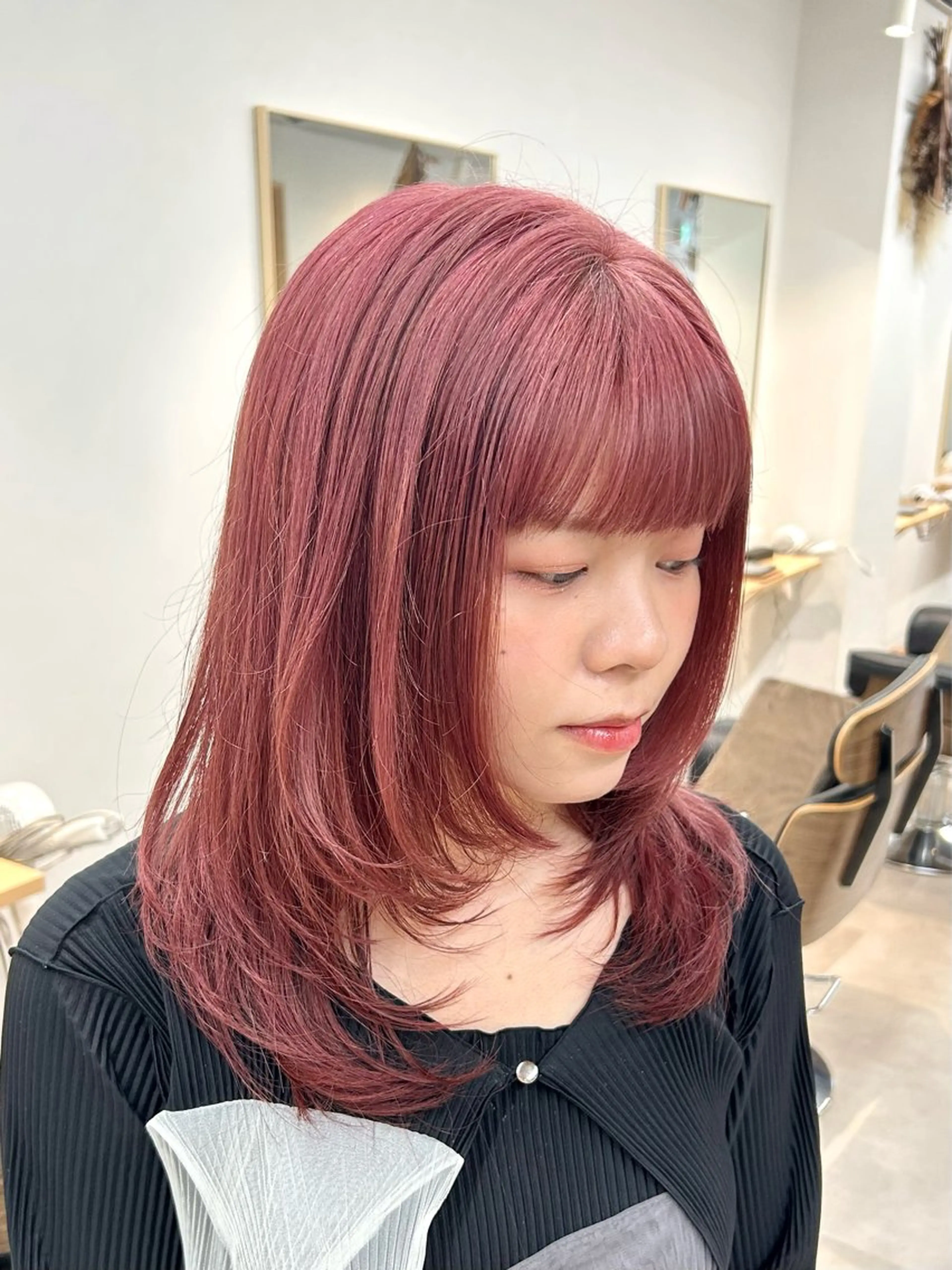 セミロング カラー ベージュカラー ピンクカラー ピンクベージュ レイヤーカット カット ヘアカラー トリートメント 艶カラー/レイヤー/ ハイトーン/まなみのヘアスタイル