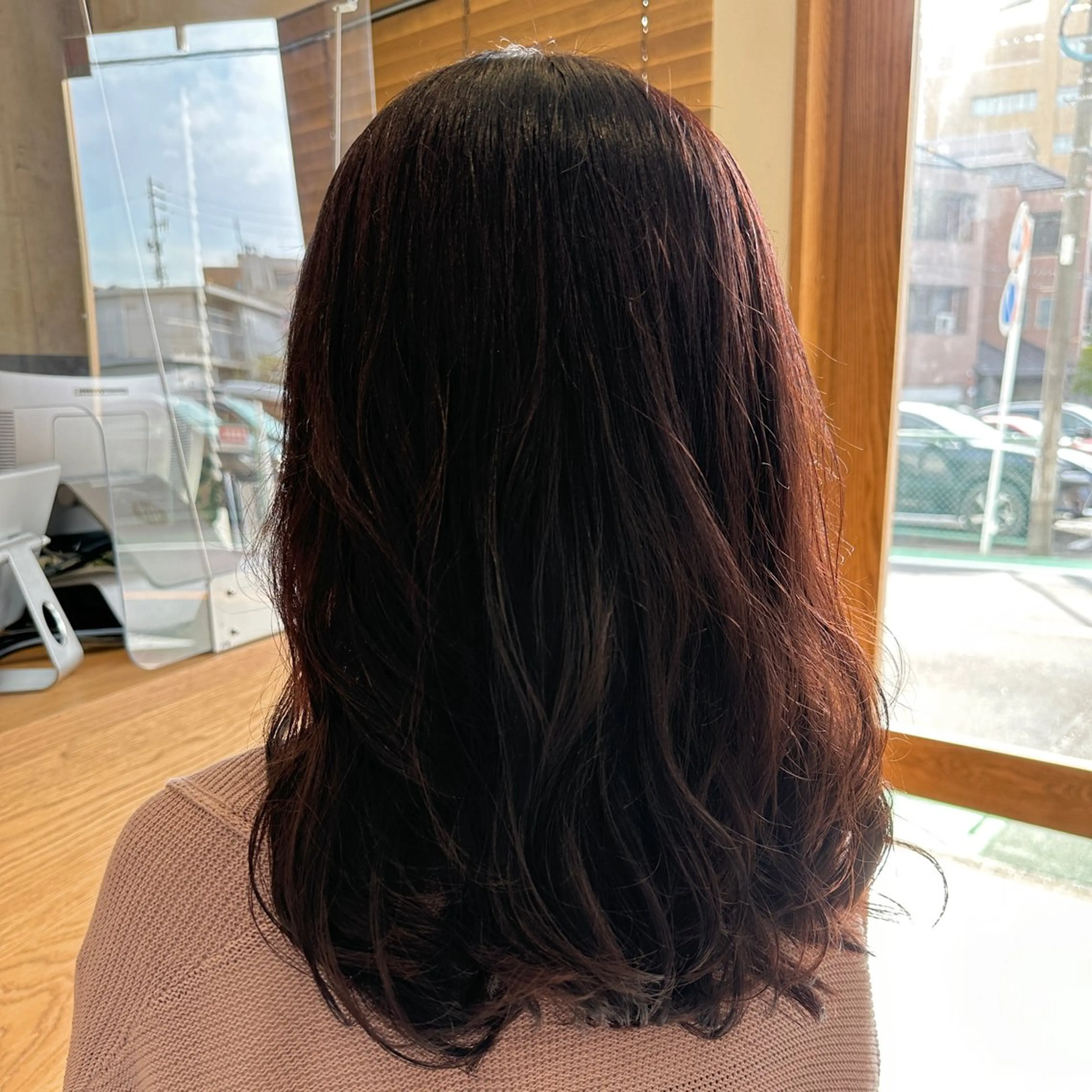 ミディアム ミディアムパーマ ピンクブラウン トリートメント ヘアカラー トリートメント 後藤 千絵のヘアスタイル