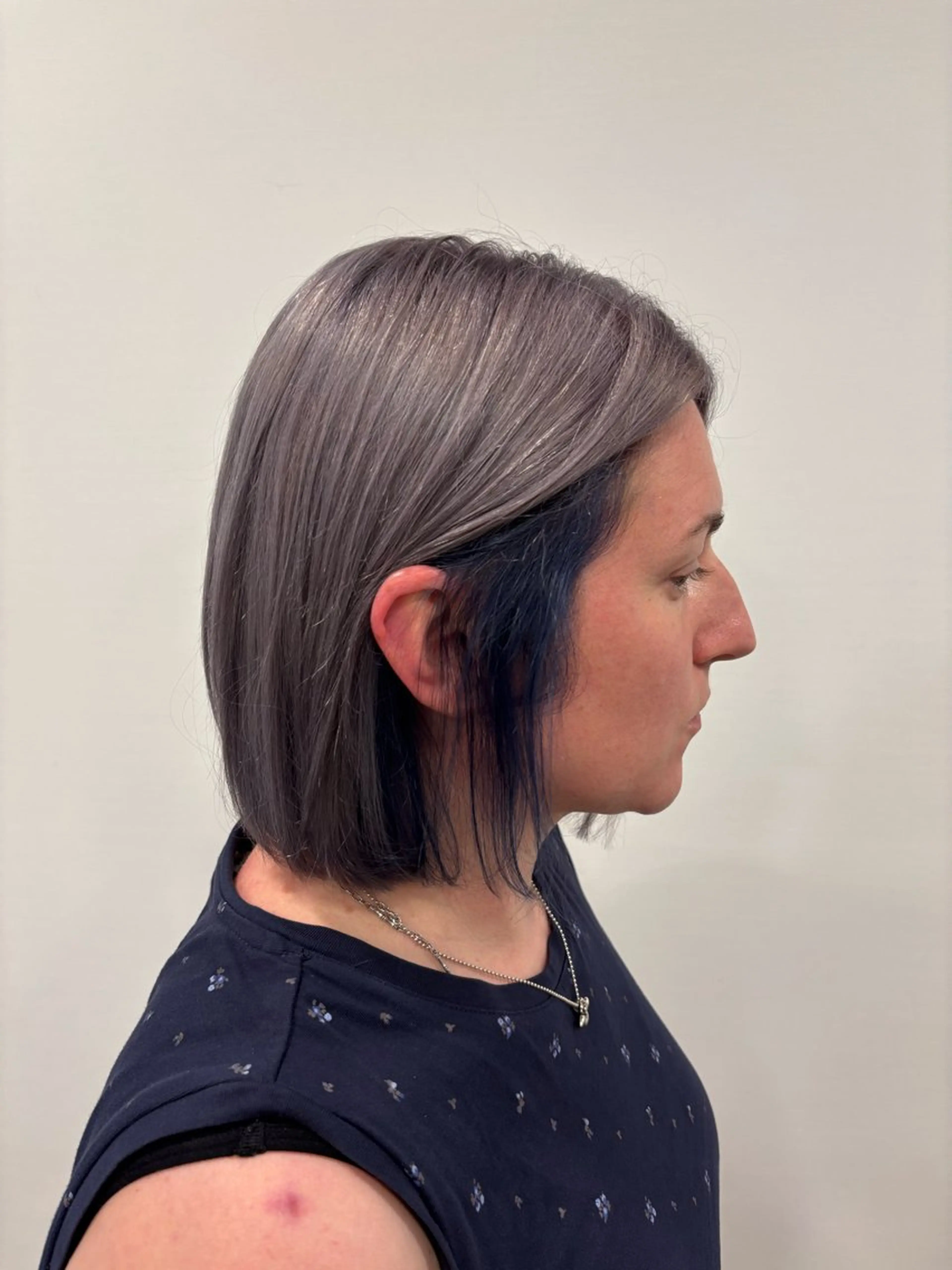 ショート カラー ブルーカラー シルバー 井上 悠人のヘアスタイル