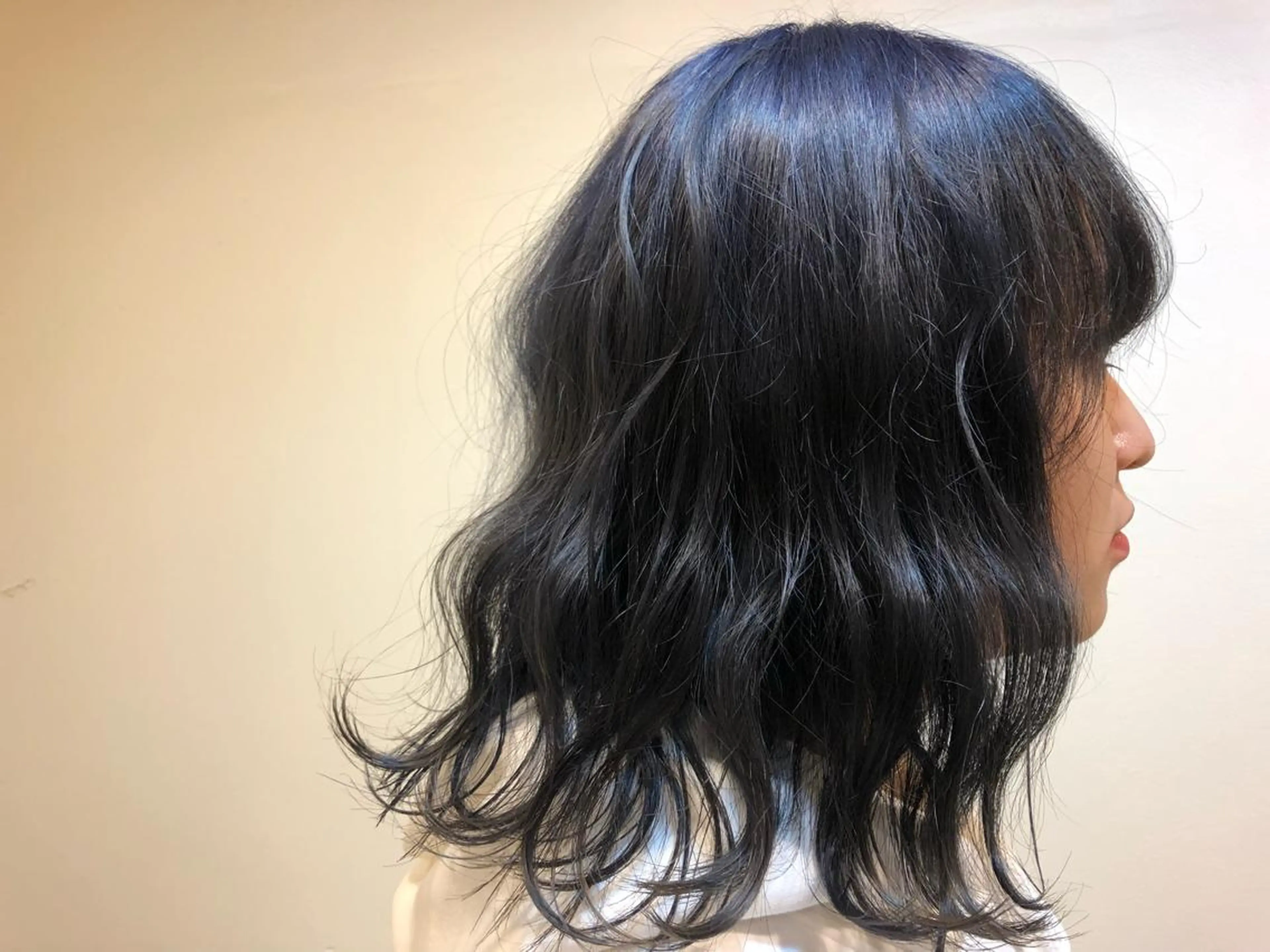 ミディアム カラー 黒髪 ブルーカラー ブルーブラック ヘアカラー ✨レディース✨ 今だけカット￥０大石のヘアスタイル