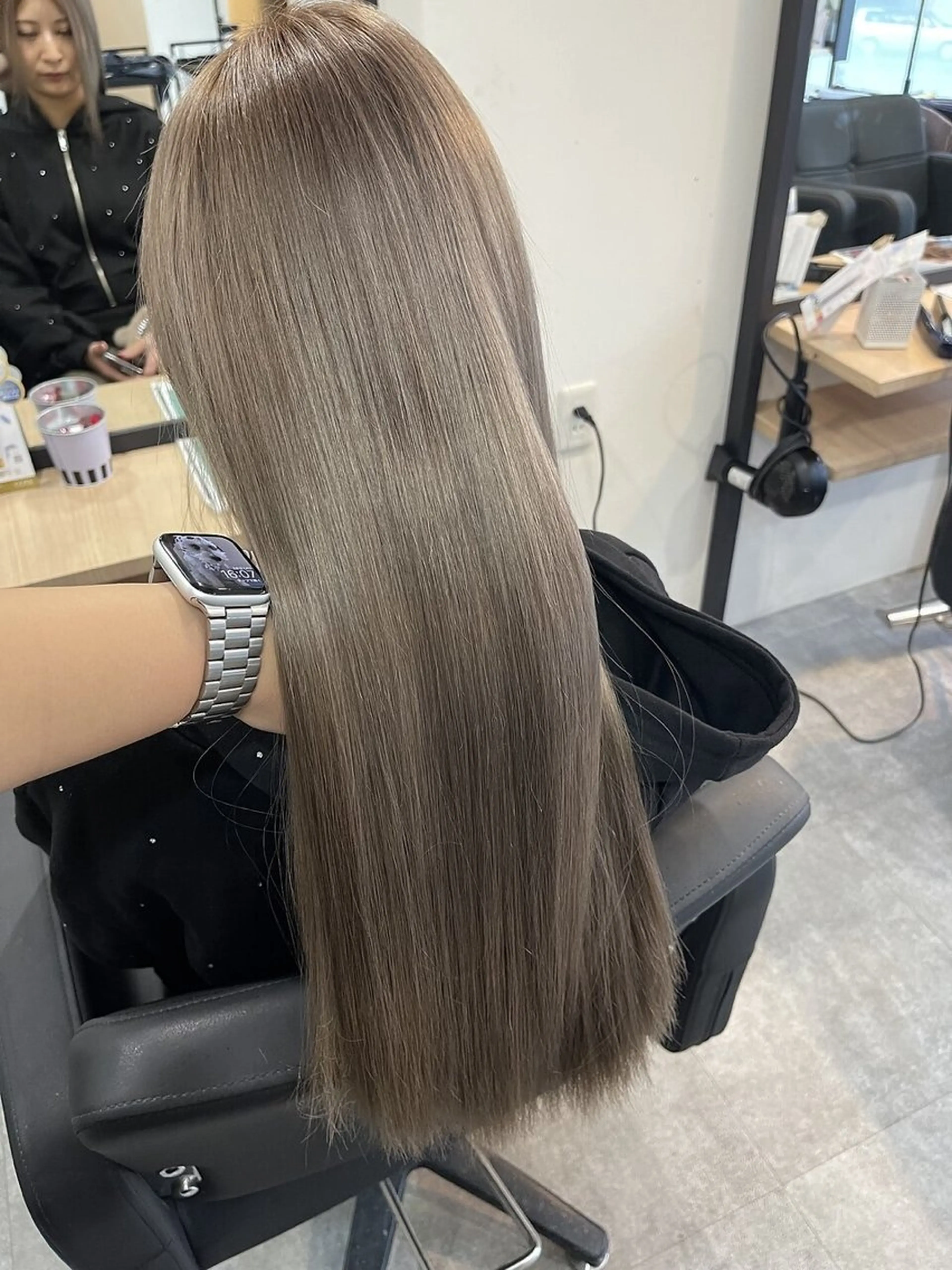 ロング カラー ハイトーンカラー ブリーチ縮毛矯正 LAFFYuiのヘアスタイル