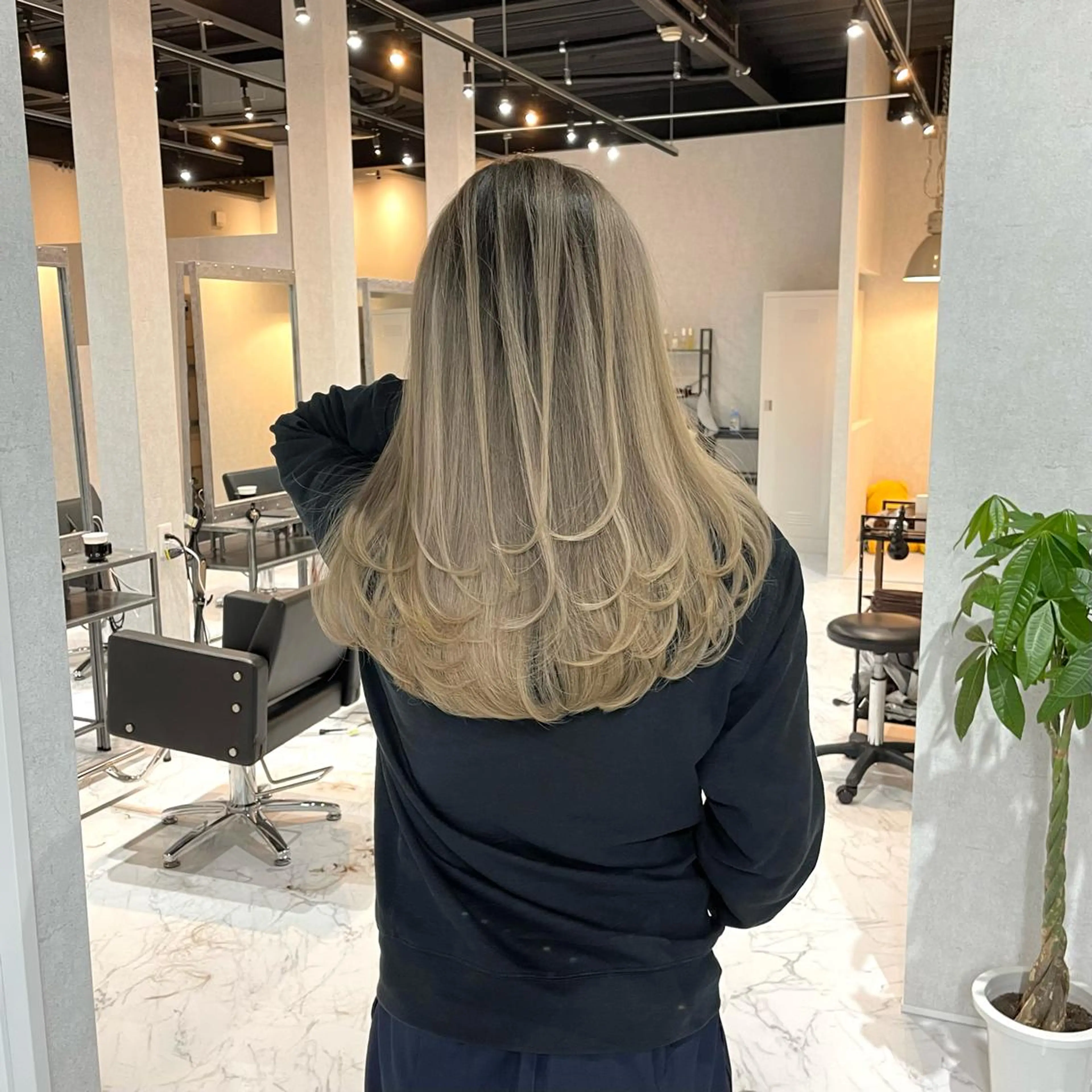 ミディアム カラー ヘアアレンジ バレイヤージュ デザインカラー ハイライトカラー 外国人風カラー ハイライト アンドウ ユウ/ レイヤーカット/韓国のヘアスタイル