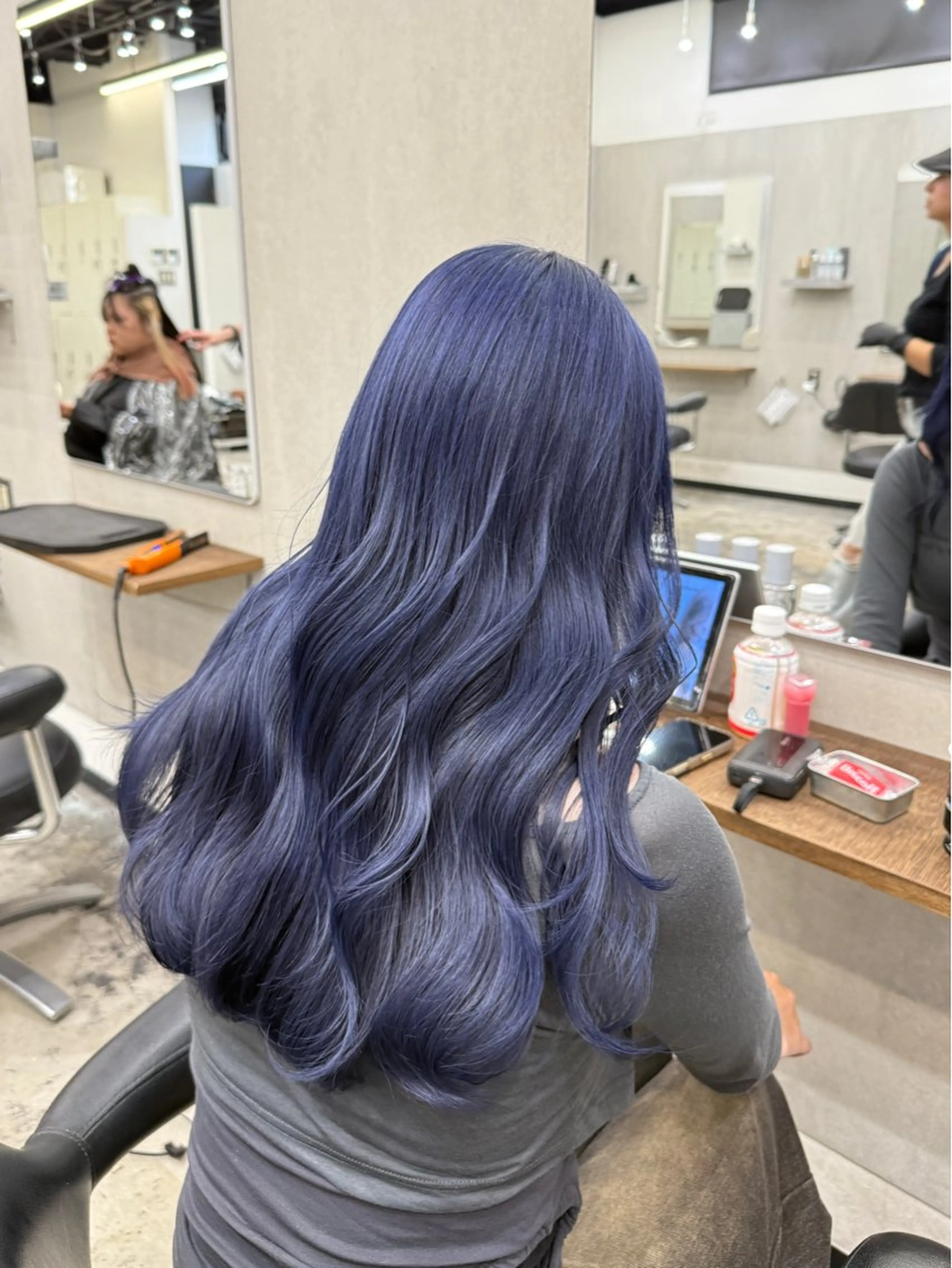 ロング カラー ヘアカラー ハイトーンカラー🐬 えりかのヘアスタイル