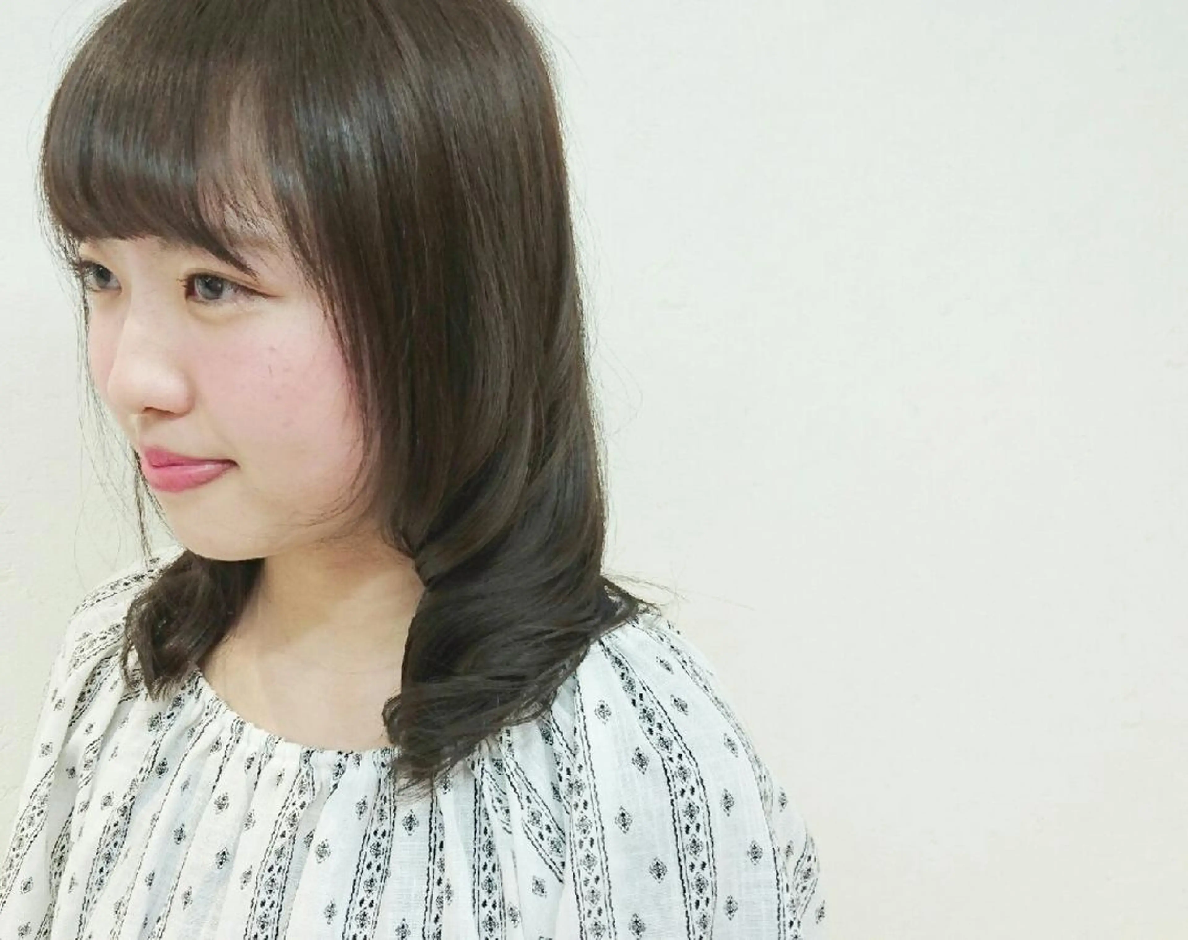 ミディアム カラー アッシュ 透明感カラー 透明感ハイライト◎ 伊藤夏海のヘアスタイル