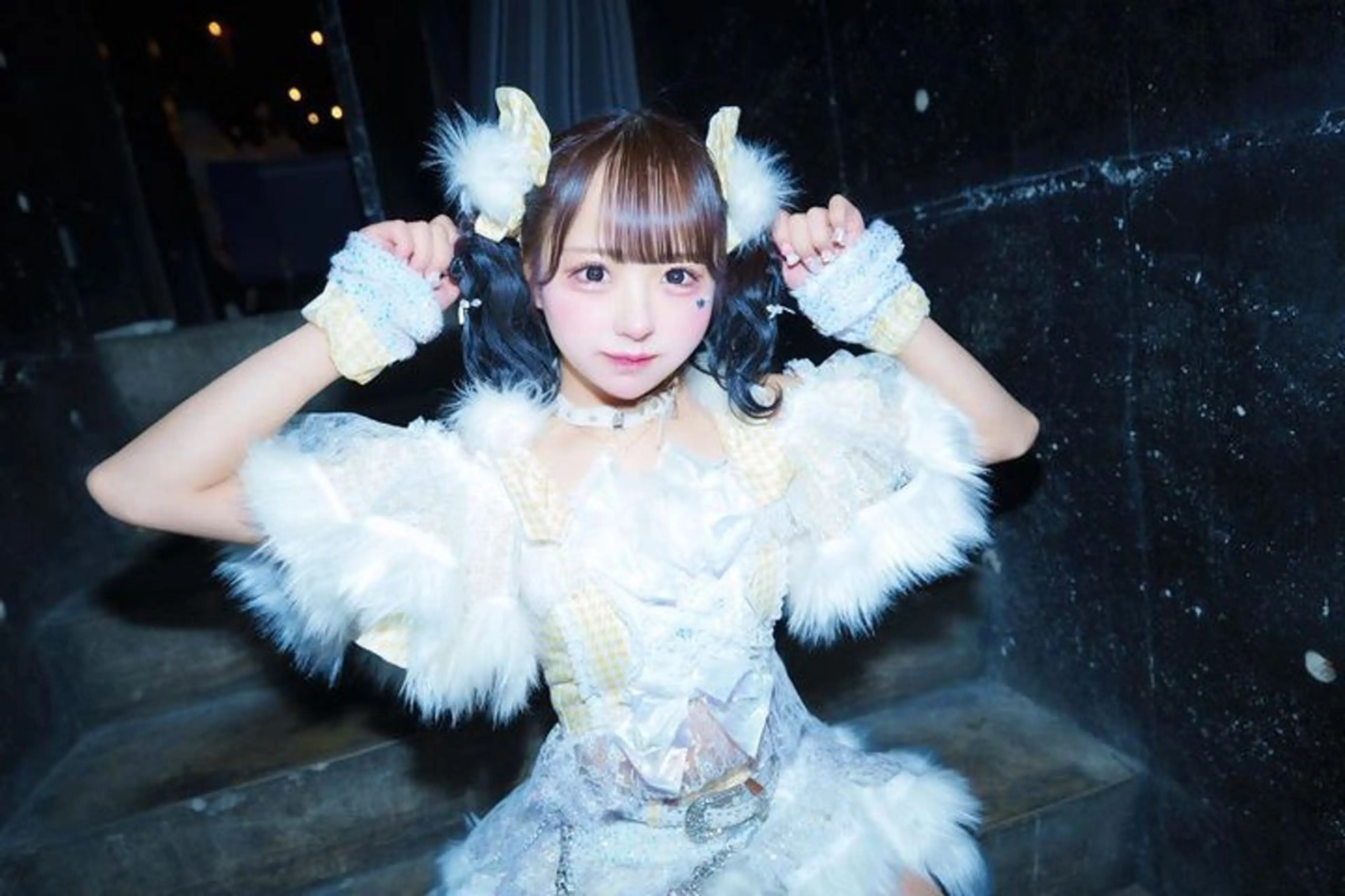 セミロング カラー シールエクステ ブリーチ ダブルカラー イヤリングカラー ハイライトカラー カット トリートメント 🧸髪質改善ケアカラ ー/アイドル前髪🧸のヘアスタイル