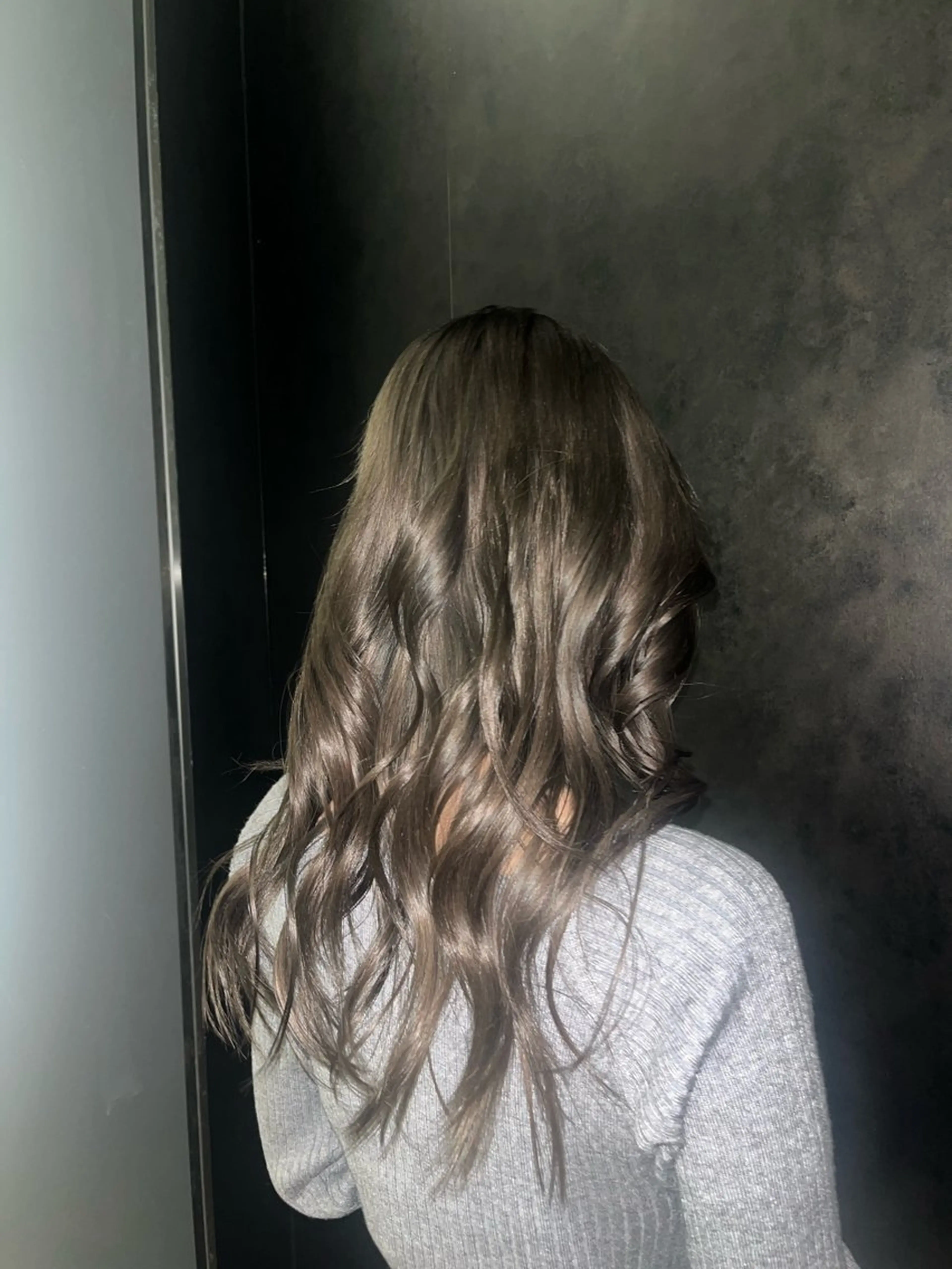 セミロング カラー ヘアカラー ✩.*Aise⟡.· 艶カラー🐈‍⬛🩶のヘアスタイル