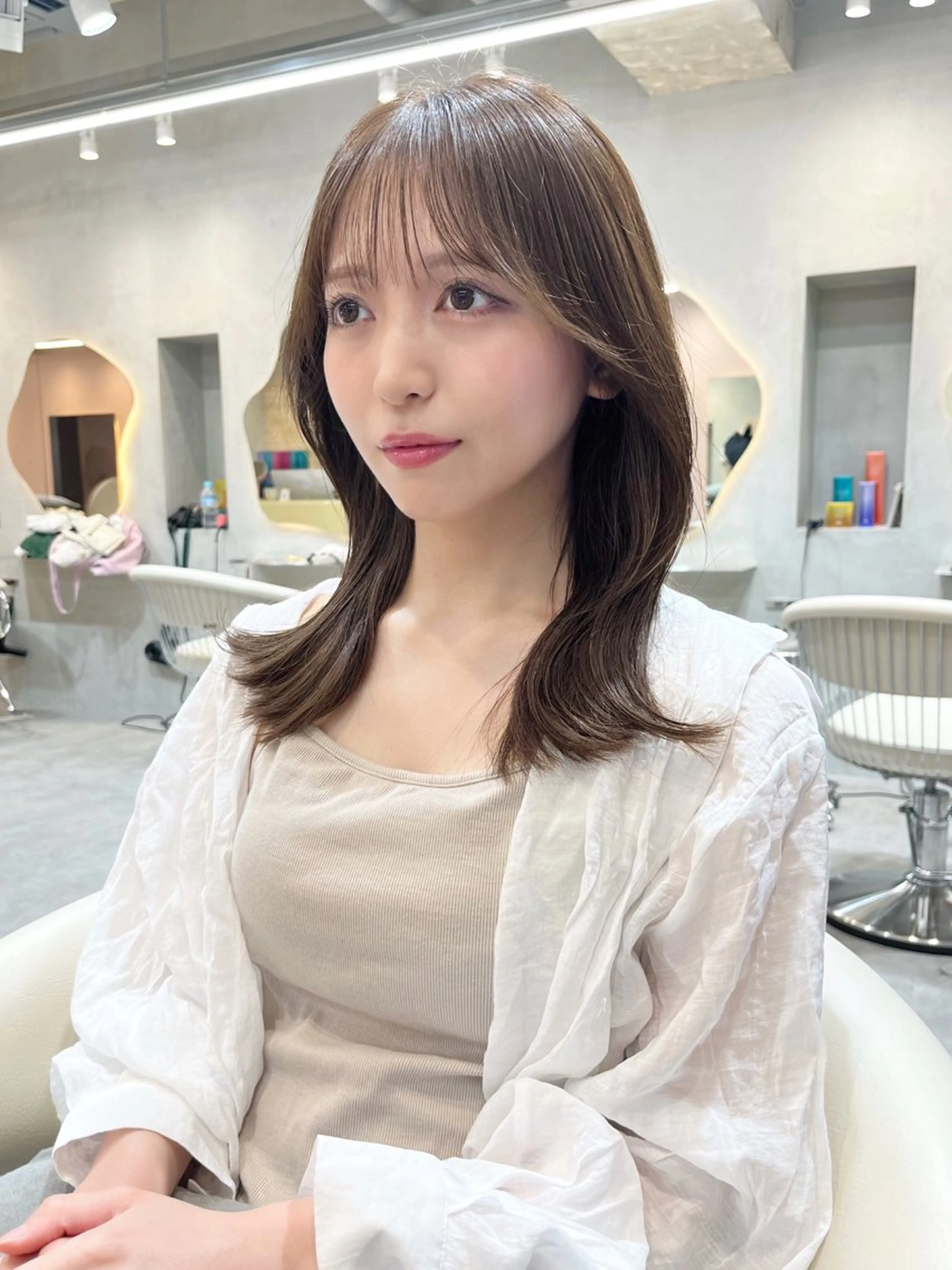 ミディアム カラー アッシュ 黒髪 ブルーカラー ブルーブラック グレージュ レイヤーカット、ボブ GLROWのヘアスタイル