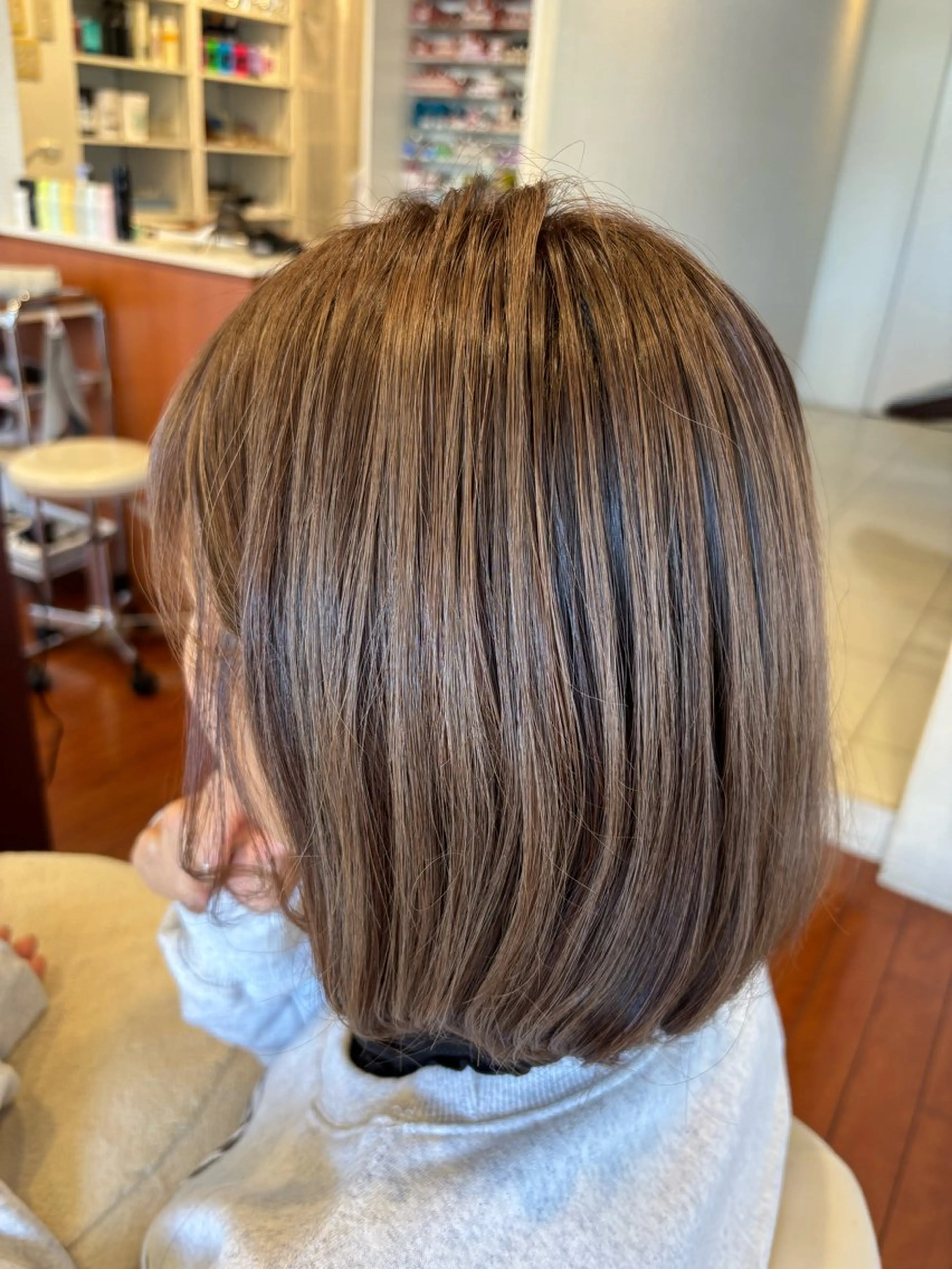 ミディアム カラー 榧木 萌香のヘアスタイル